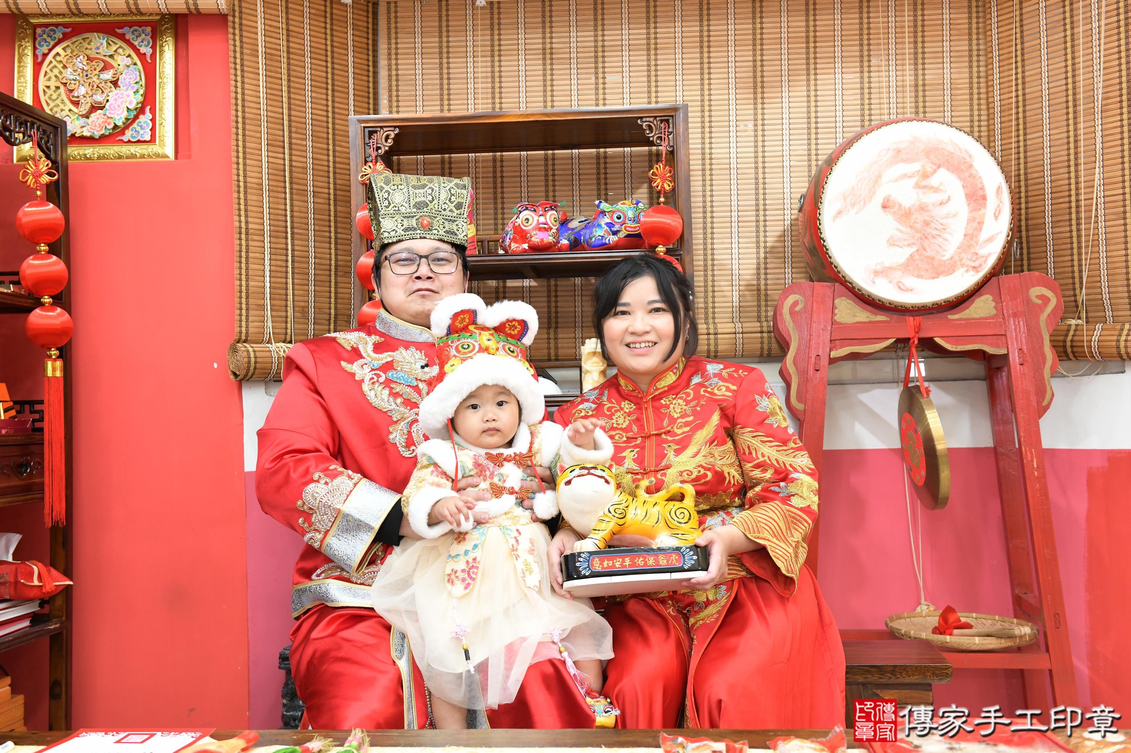 傳家手工印章高雄店、抓周、度脺、美式風會場、傳家嬰兒古禮、吉祥話、抓周道具物品24種、拍照。抓周證書。寶寶抓周、滿周歲、生日快樂、祝福 傳家手工印章高雄店、抓周、度脺、美式風會場、傳家嬰兒古禮、吉祥話、抓周道具物品24種、拍照。抓周證書。寶寶抓周、滿周歲、生日快樂、祝福