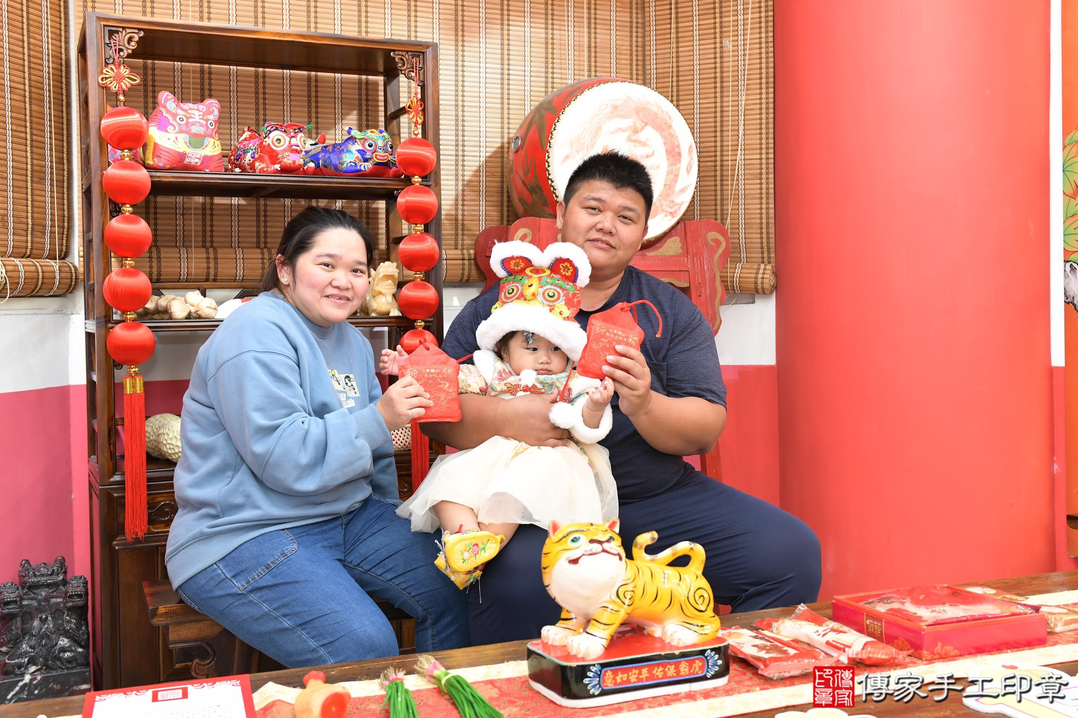 傳家手工印章高雄店、抓周、度脺、美式風會場、傳家嬰兒古禮、吉祥話、抓周道具物品24種、拍照。抓周證書。寶寶抓周、滿周歲、生日快樂、祝福 傳家手工印章高雄店、抓周、度脺、美式風會場、傳家嬰兒古禮、吉祥話、抓周道具物品24種、拍照。抓周證書。寶寶抓周、滿周歲、生日快樂、祝福