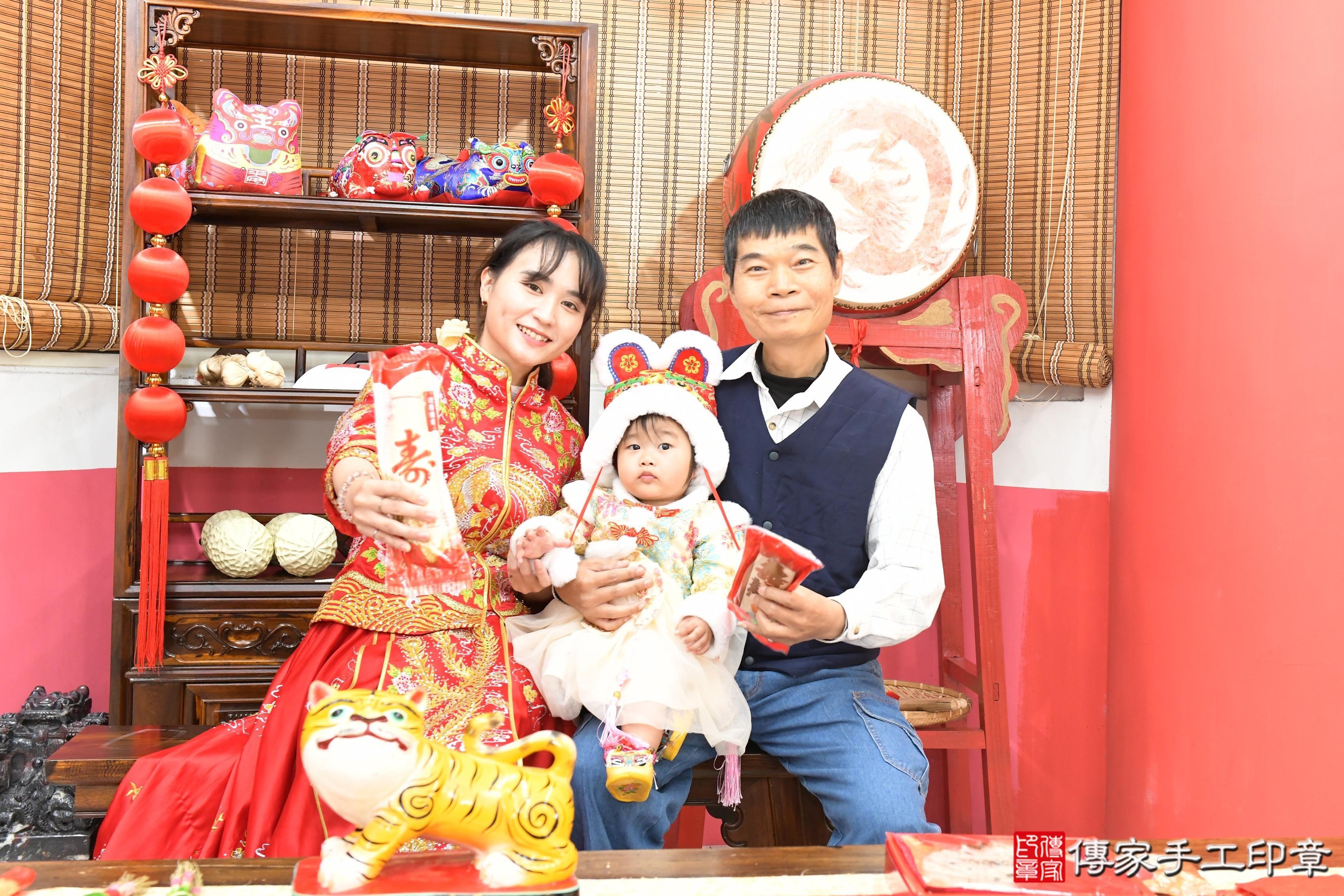 傳家手工印章高雄店、抓周、度脺、美式風會場、傳家嬰兒古禮、吉祥話、抓周道具物品24種、拍照。抓周證書。寶寶抓周、滿周歲、生日快樂、祝福 傳家手工印章高雄店、抓周、度脺、美式風會場、傳家嬰兒古禮、吉祥話、抓周道具物品24種、拍照。抓周證書。寶寶抓周、滿周歲、生日快樂、祝福