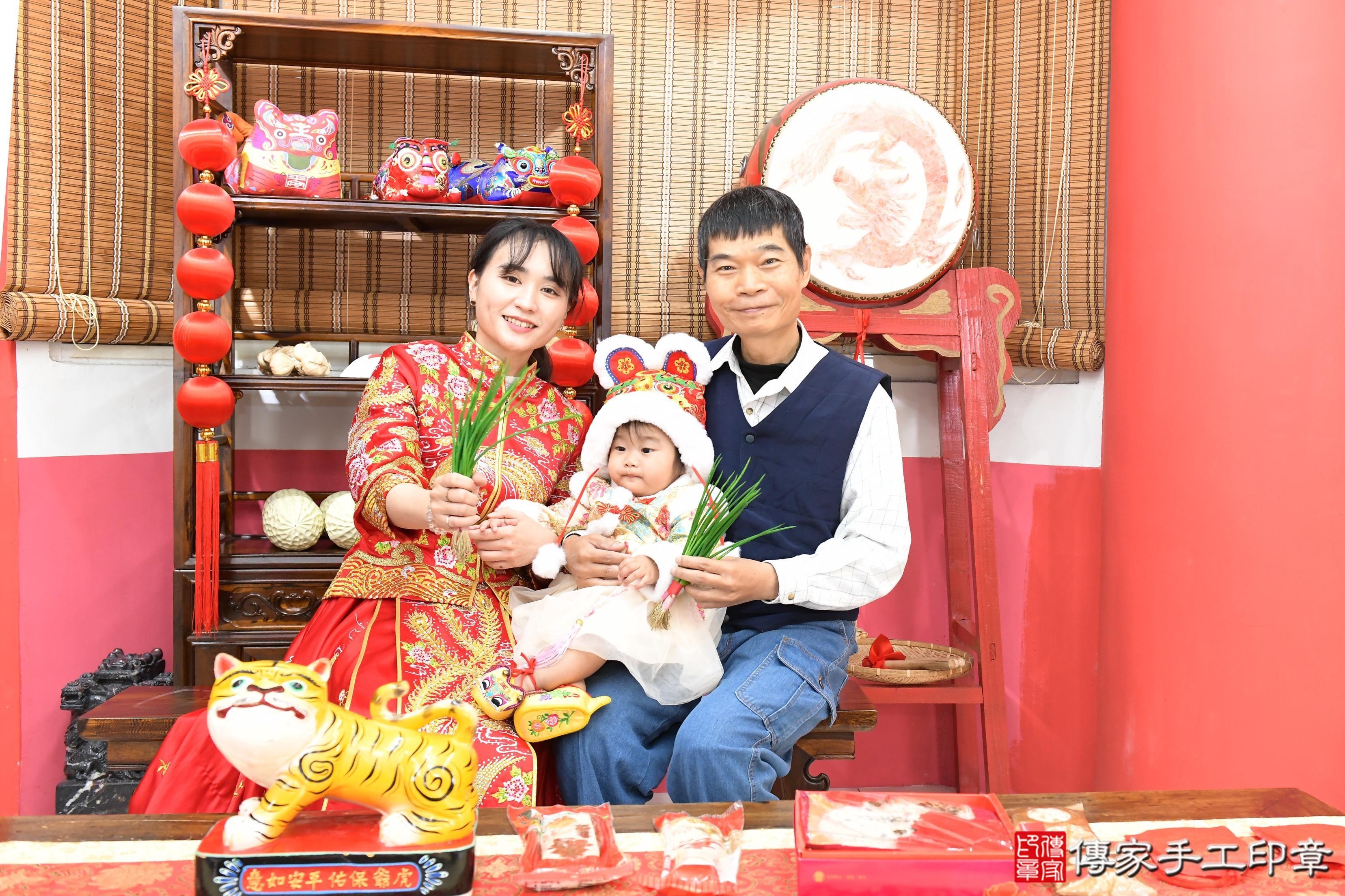 傳家手工印章高雄店、抓周、度脺、美式風會場、傳家嬰兒古禮、吉祥話、抓周道具物品24種、拍照。抓周證書。寶寶抓周、滿周歲、生日快樂、祝福 傳家手工印章高雄店、抓周、度脺、美式風會場、傳家嬰兒古禮、吉祥話、抓周道具物品24種、拍照。抓周證書。寶寶抓周、滿周歲、生日快樂、祝福