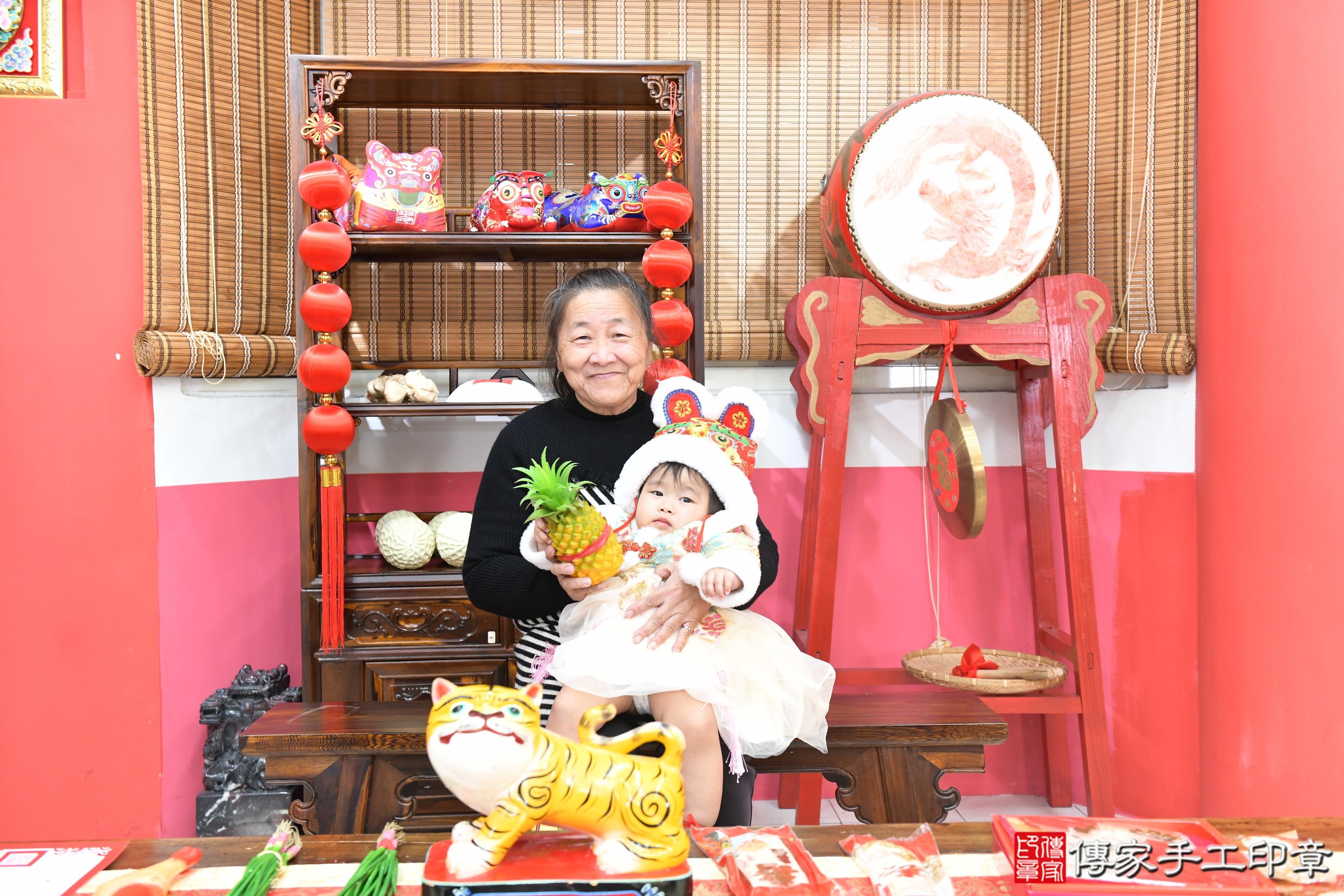 傳家手工印章高雄店、抓周、度脺、美式風會場、傳家嬰兒古禮、吉祥話、抓周道具物品24種、拍照。抓周證書。寶寶抓周、滿周歲、生日快樂、祝福 傳家手工印章高雄店、抓周、度脺、美式風會場、傳家嬰兒古禮、吉祥話、抓周道具物品24種、拍照。抓周證書。寶寶抓周、滿周歲、生日快樂、祝福