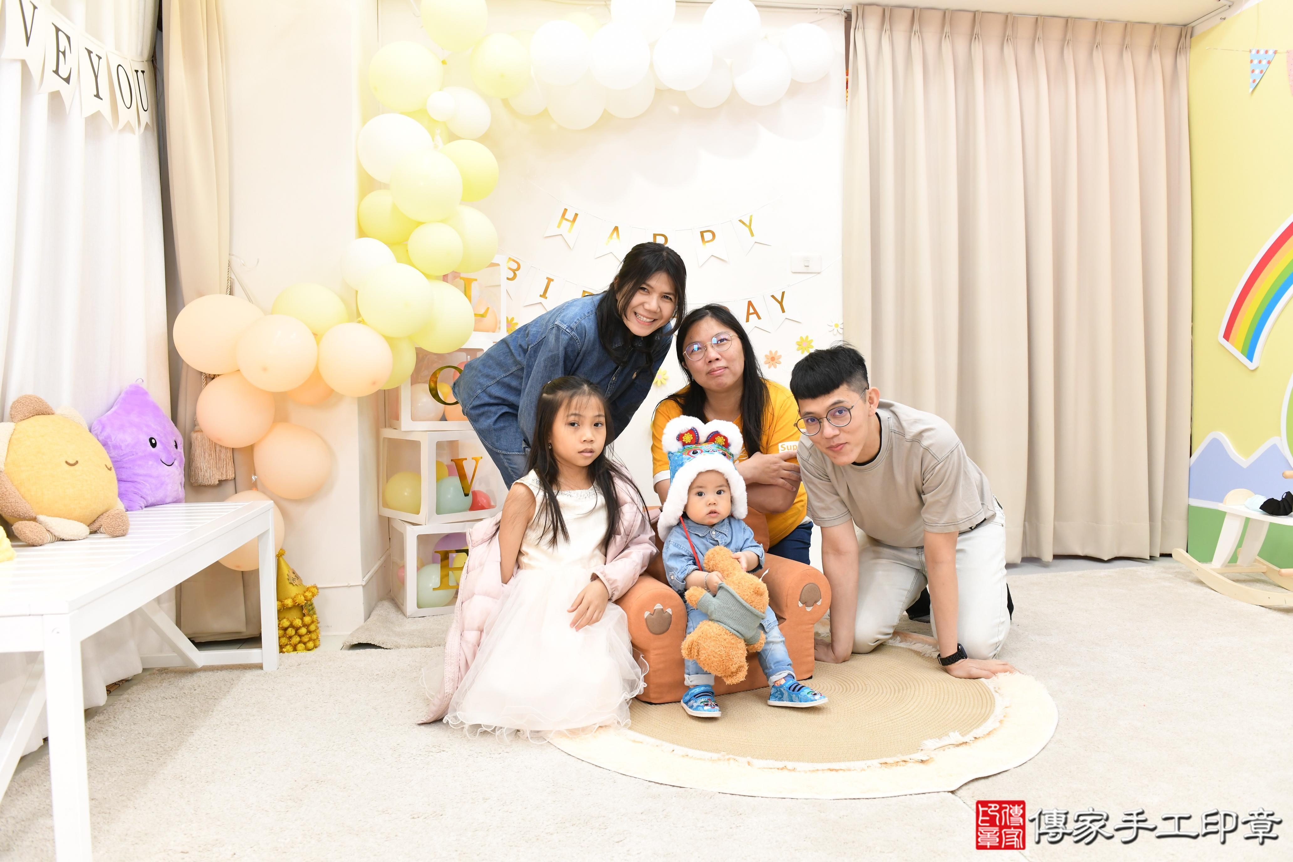 傳家手工印章高雄店、抓周、度脺、美式風會場、傳家嬰兒古禮、吉祥話、抓周道具物品24種、拍照。抓周證書。寶寶抓周、滿周歲、生日快樂、祝福