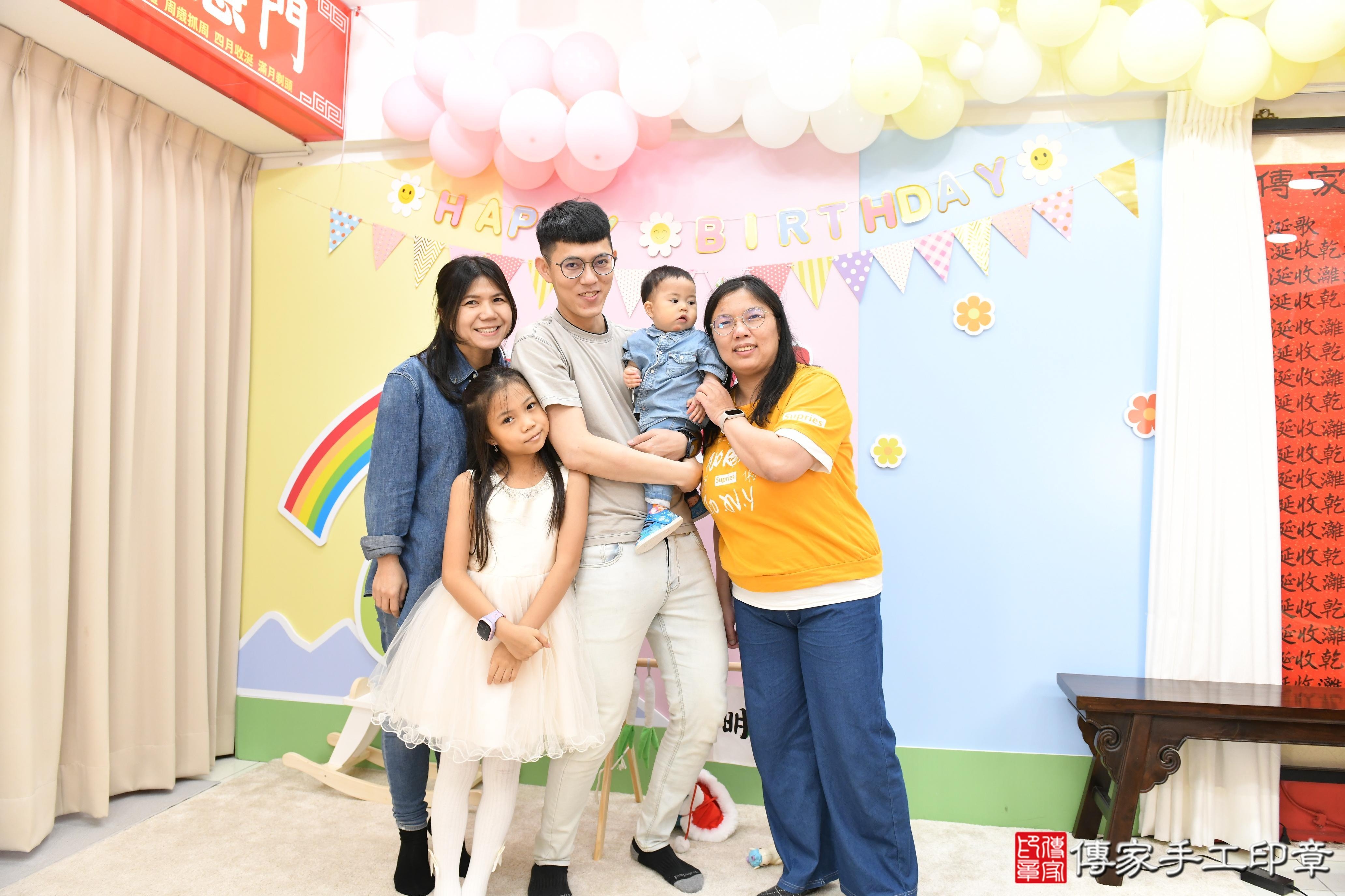 傳家手工印章高雄店、抓周、度脺、美式風會場、傳家嬰兒古禮、吉祥話、抓周道具物品24種、拍照。抓周證書。寶寶抓周、滿周歲、生日快樂、祝福