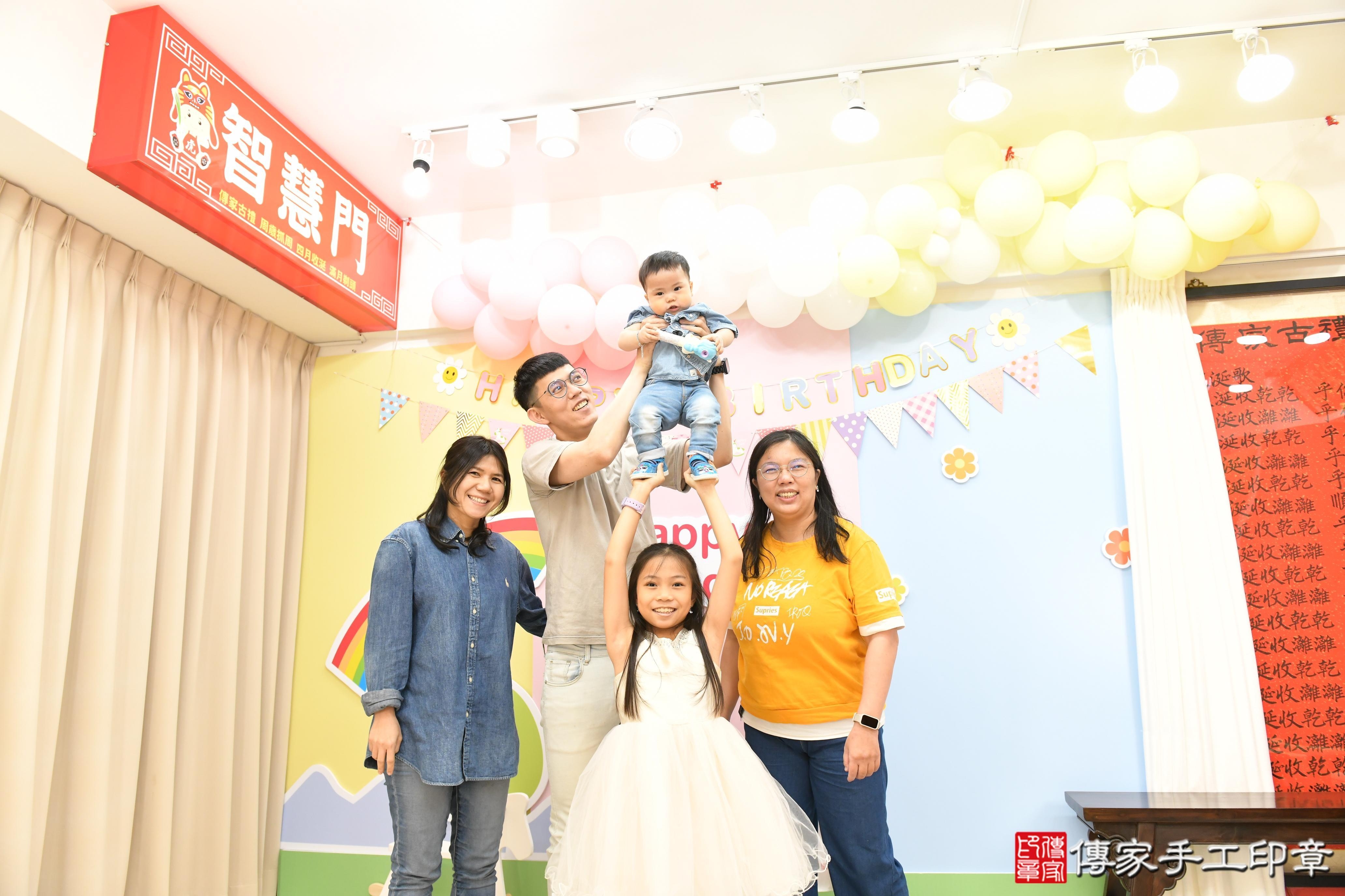 傳家手工印章高雄店、抓周、度脺、美式風會場、傳家嬰兒古禮、吉祥話、抓周道具物品24種、拍照。抓周證書。寶寶抓周、滿周歲、生日快樂、祝福