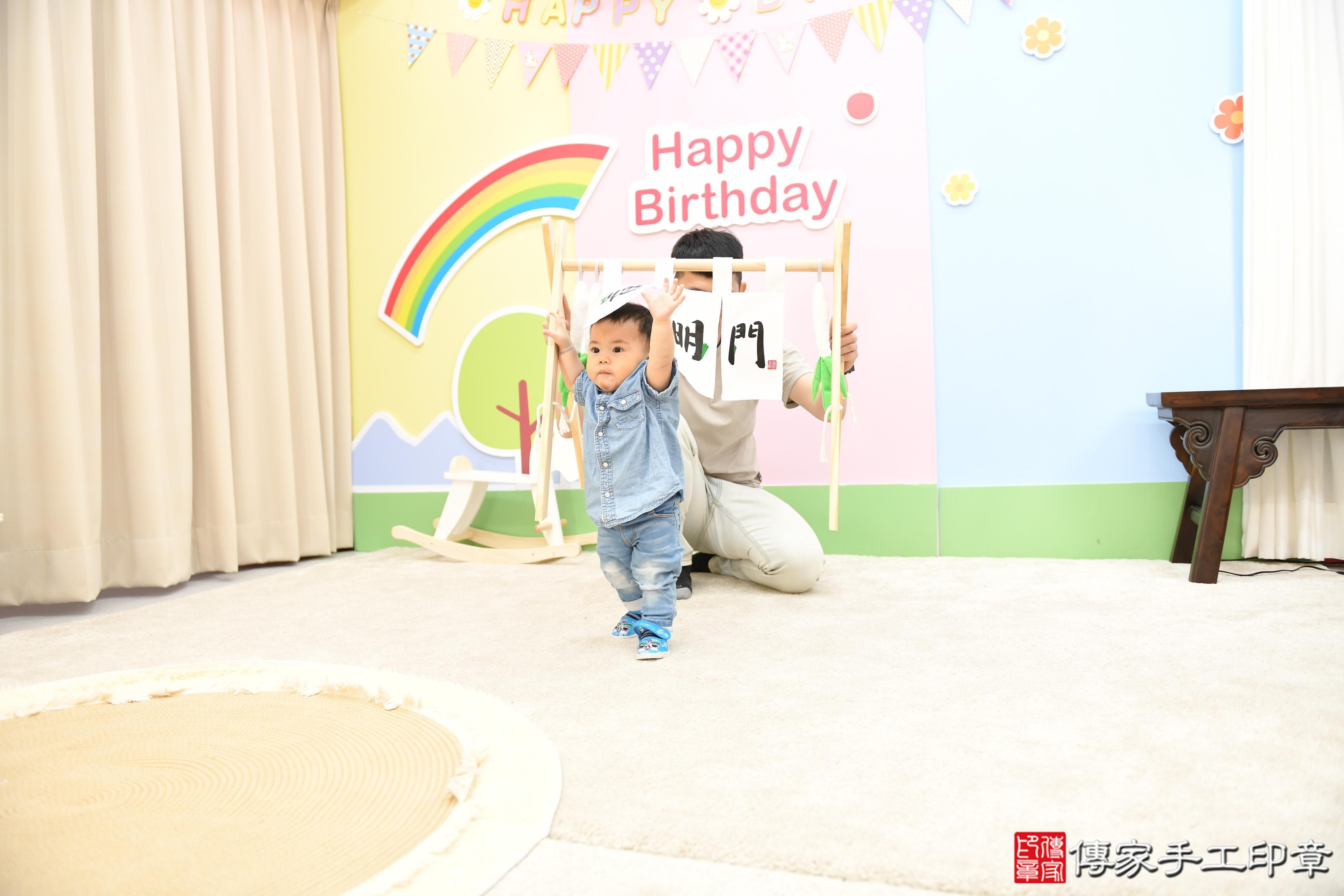 傳家手工印章高雄店、抓周、度脺、美式風會場、傳家嬰兒古禮、吉祥話、抓周道具物品24種、拍照。抓周證書。寶寶抓周、滿周歲、生日快樂、祝福