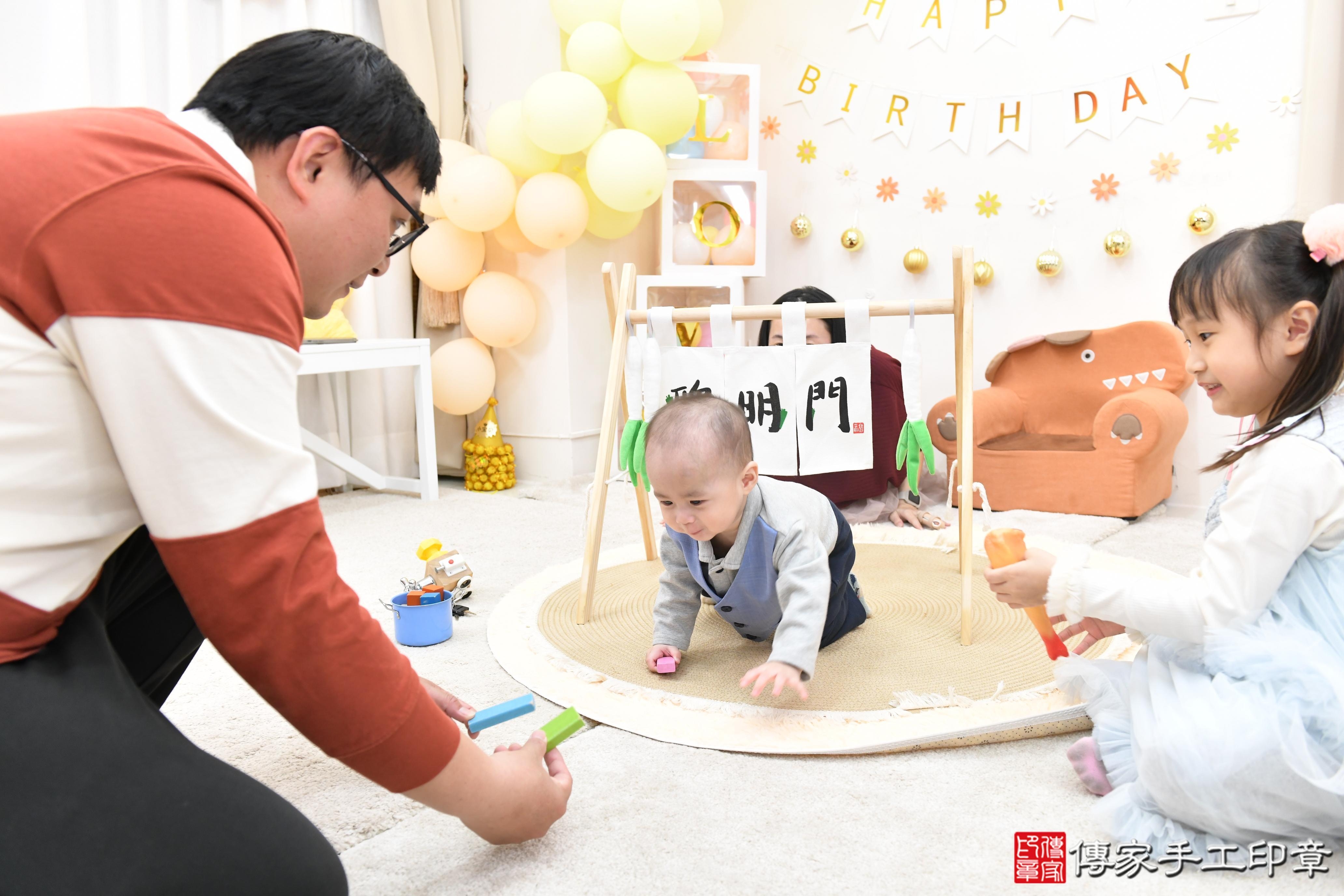 傳家手工印章高雄店、抓周、度脺、美式風會場、傳家嬰兒古禮、吉祥話、抓周道具物品24種、拍照。抓周證書。寶寶抓周、滿周歲、生日快樂、祝福