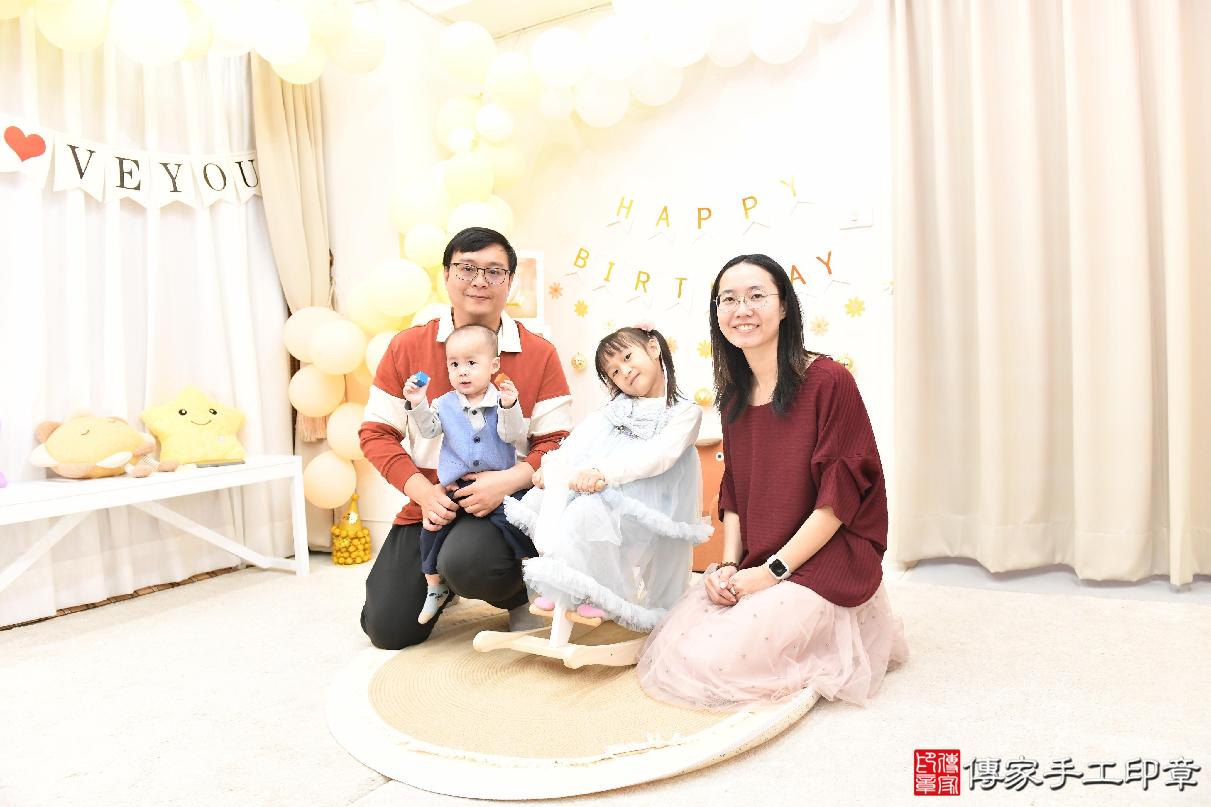 傳家手工印章高雄店、抓周、度脺、美式風會場、傳家嬰兒古禮、吉祥話、抓周道具物品24種、拍照。抓周證書。寶寶抓周、滿周歲、生日快樂、祝福