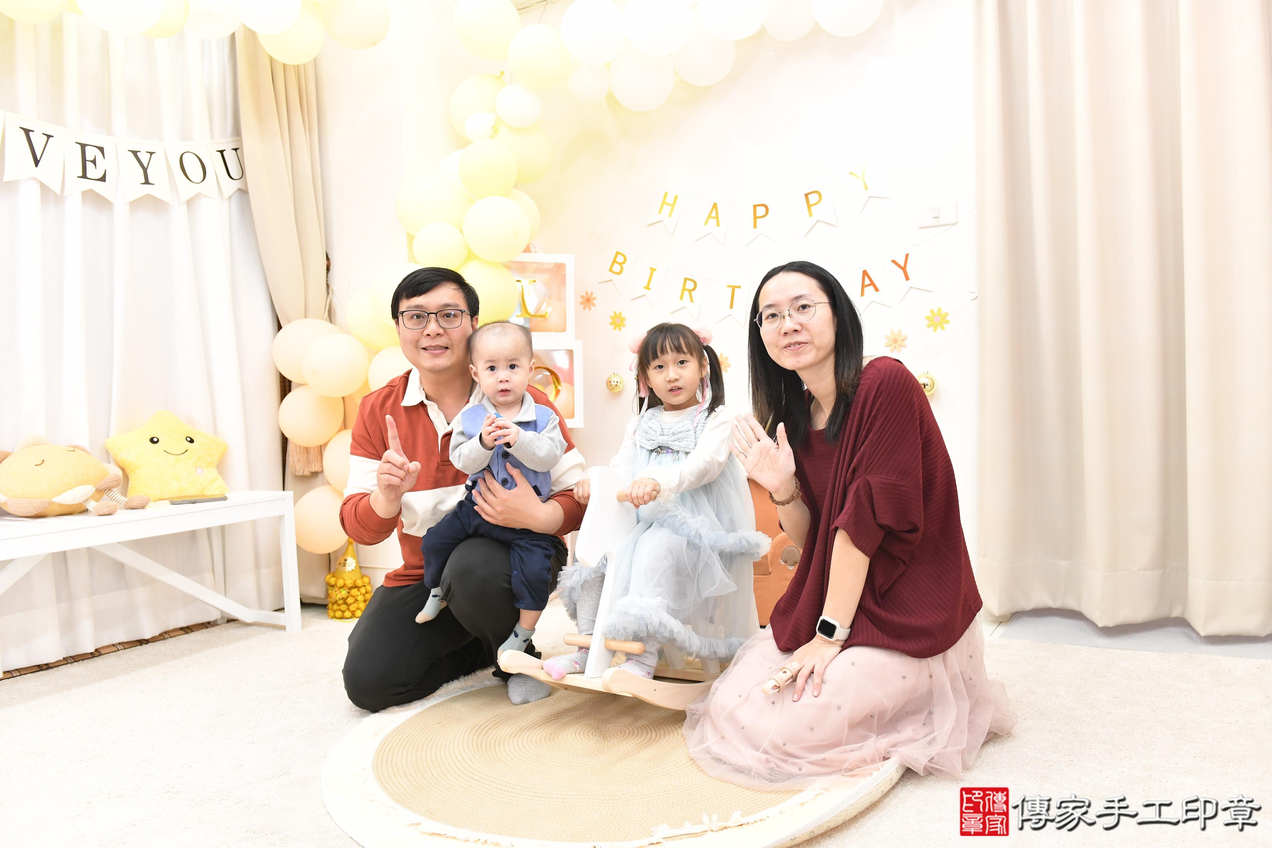 傳家手工印章高雄店、抓周、度脺、美式風會場、傳家嬰兒古禮、吉祥話、抓周道具物品24種、拍照。抓周證書。寶寶抓周、滿周歲、生日快樂、祝福