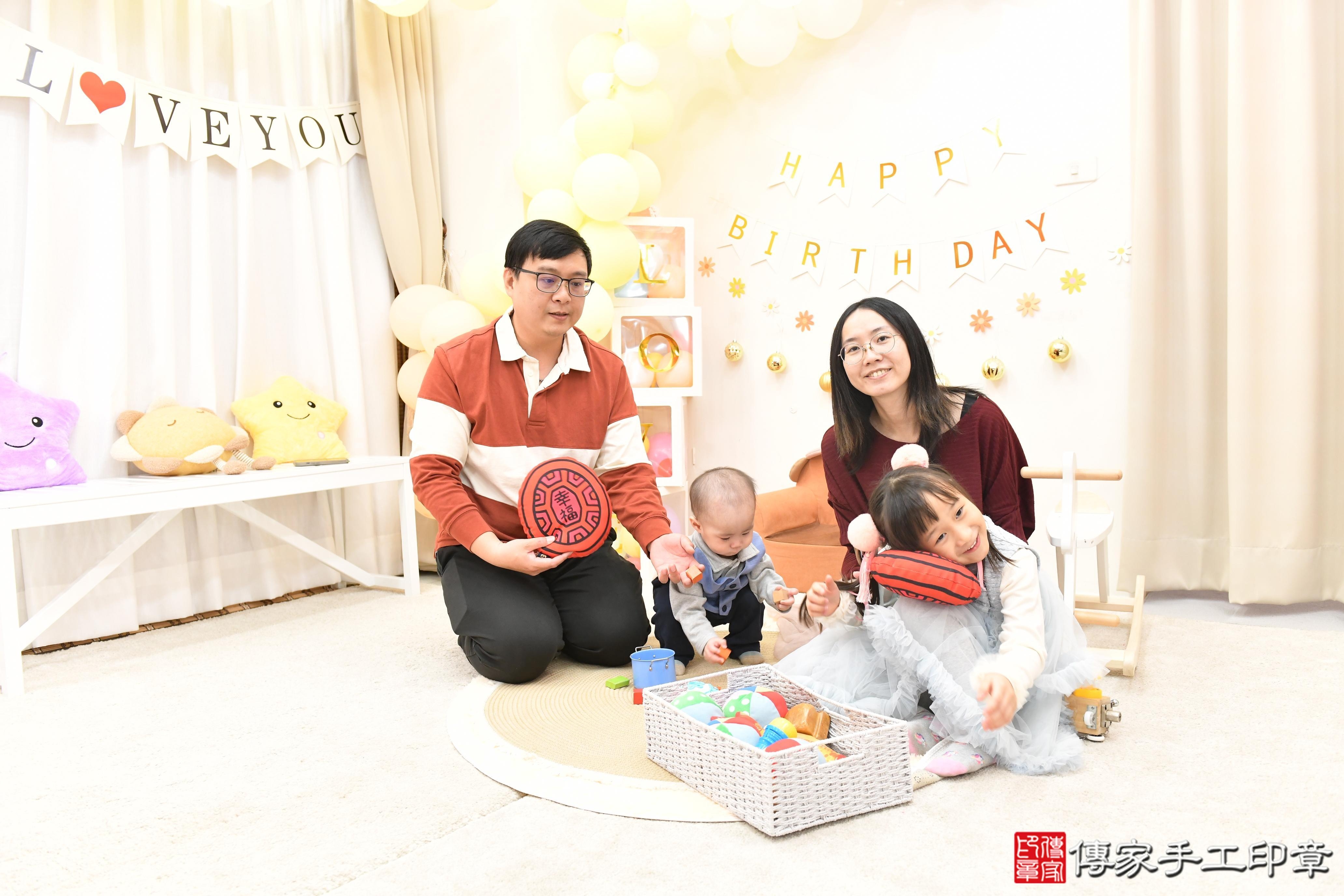 傳家手工印章高雄店、抓周、度脺、美式風會場、傳家嬰兒古禮、吉祥話、抓周道具物品24種、拍照。抓周證書。寶寶抓周、滿周歲、生日快樂、祝福