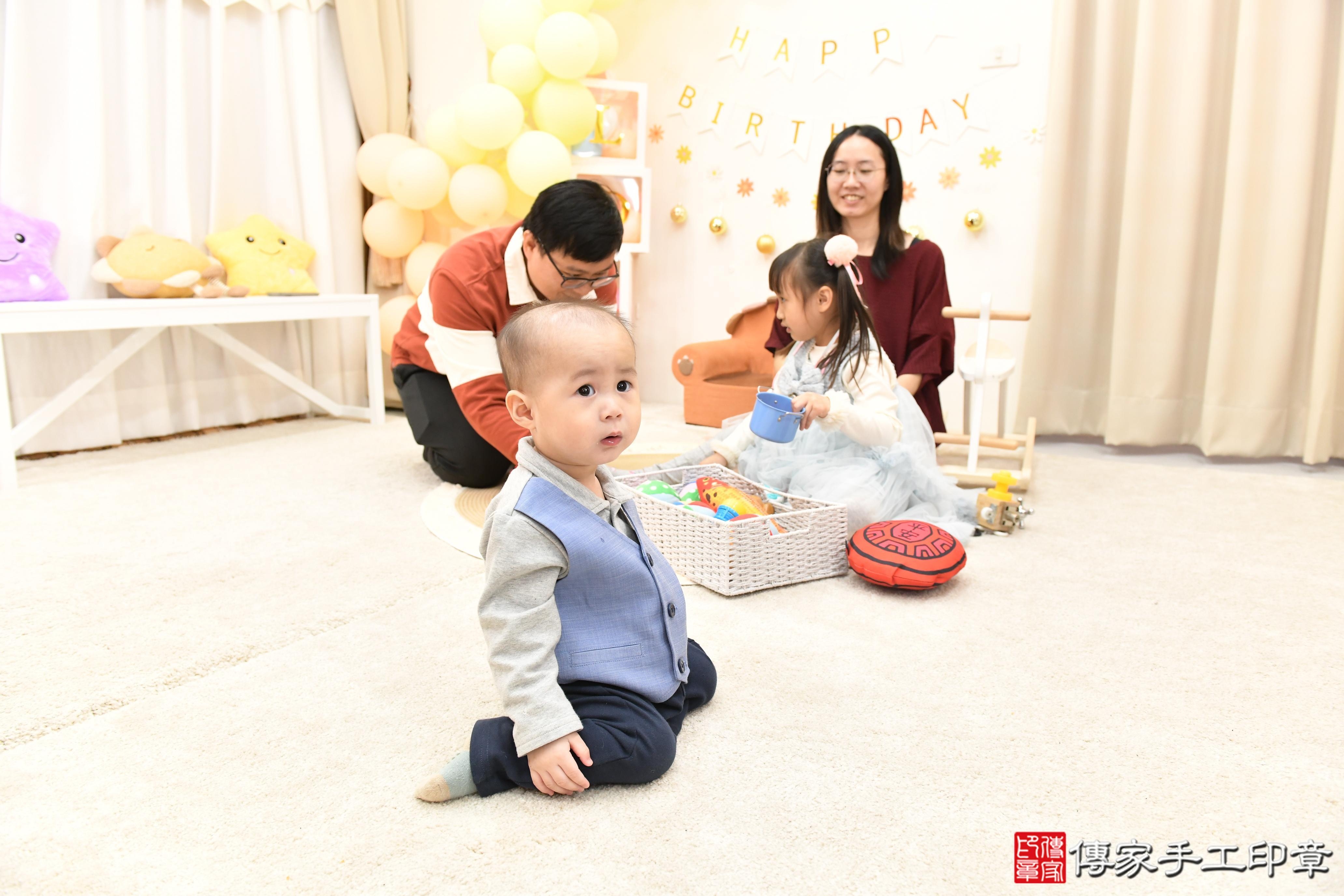 傳家手工印章高雄店、抓周、度脺、美式風會場、傳家嬰兒古禮、吉祥話、抓周道具物品24種、拍照。抓周證書。寶寶抓周、滿周歲、生日快樂、祝福