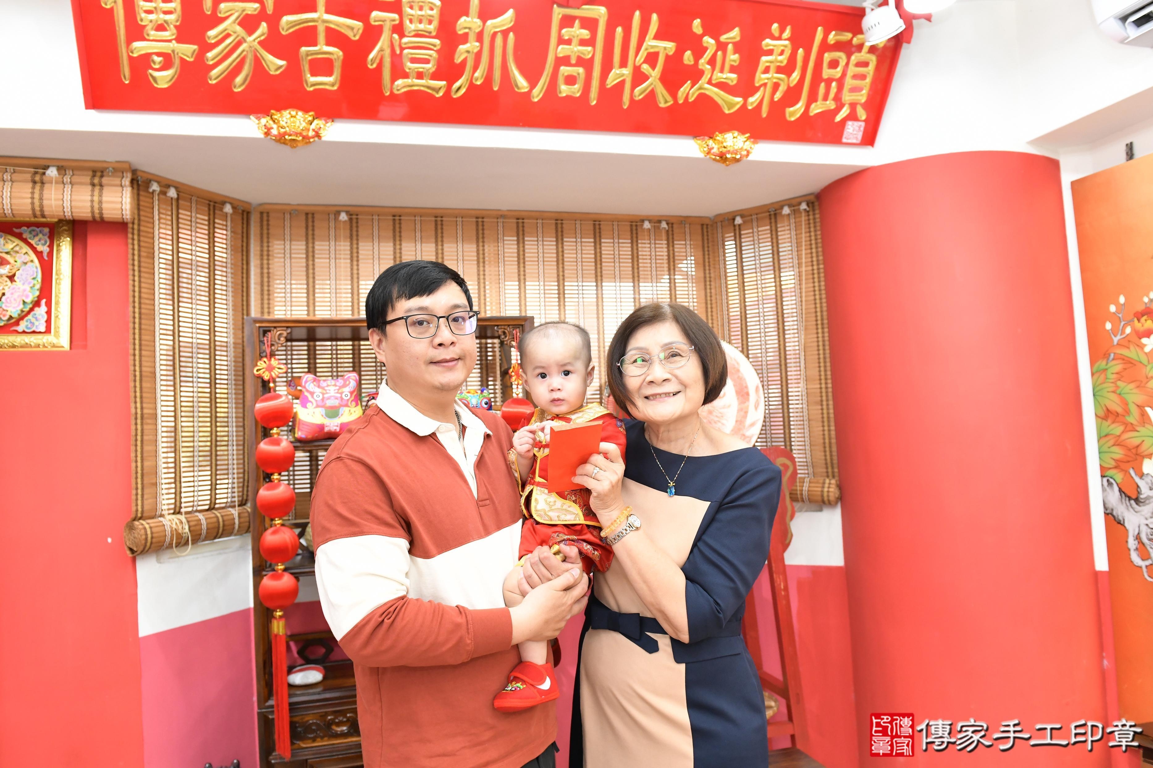 傳家手工印章高雄店、抓周、度脺、美式風會場、傳家嬰兒古禮、吉祥話、抓周道具物品24種、拍照。抓周證書。寶寶抓周、滿周歲、生日快樂、祝福