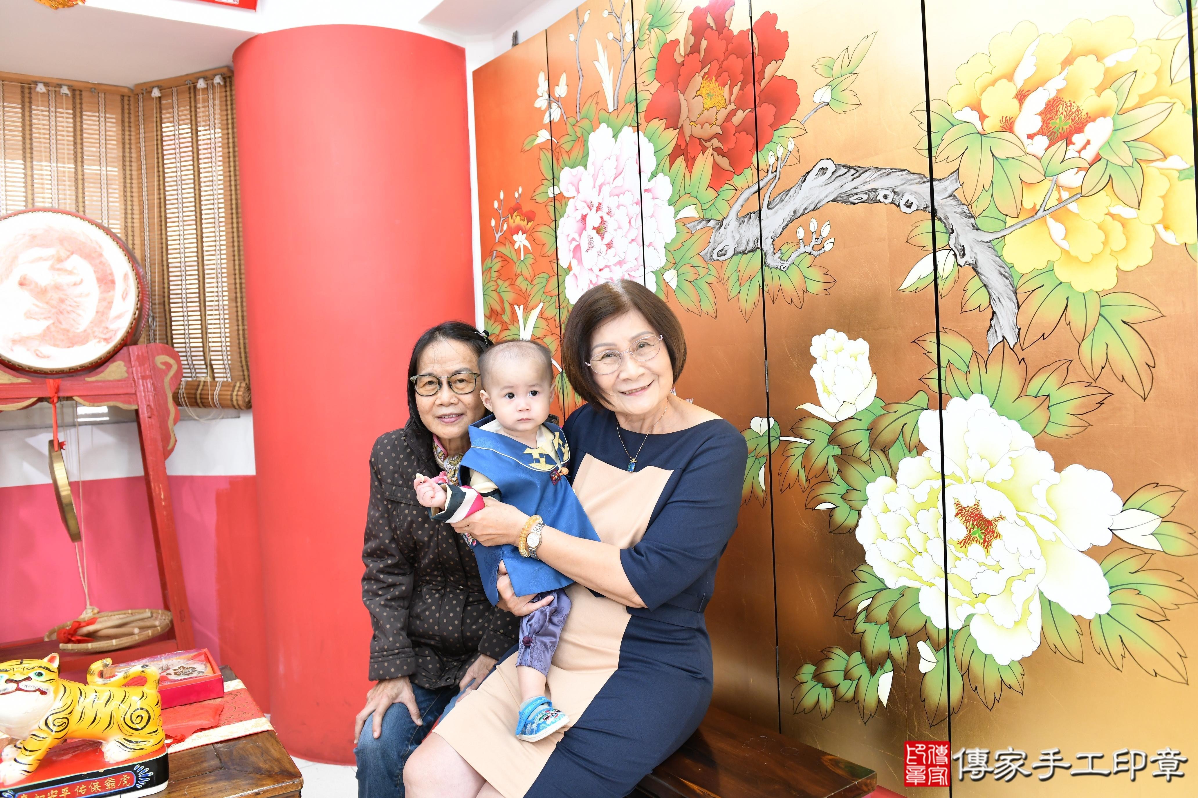 傳家手工印章高雄店、抓周、度脺、美式風會場、傳家嬰兒古禮、吉祥話、抓周道具物品24種、拍照。抓周證書。寶寶抓周、滿周歲、生日快樂、祝福