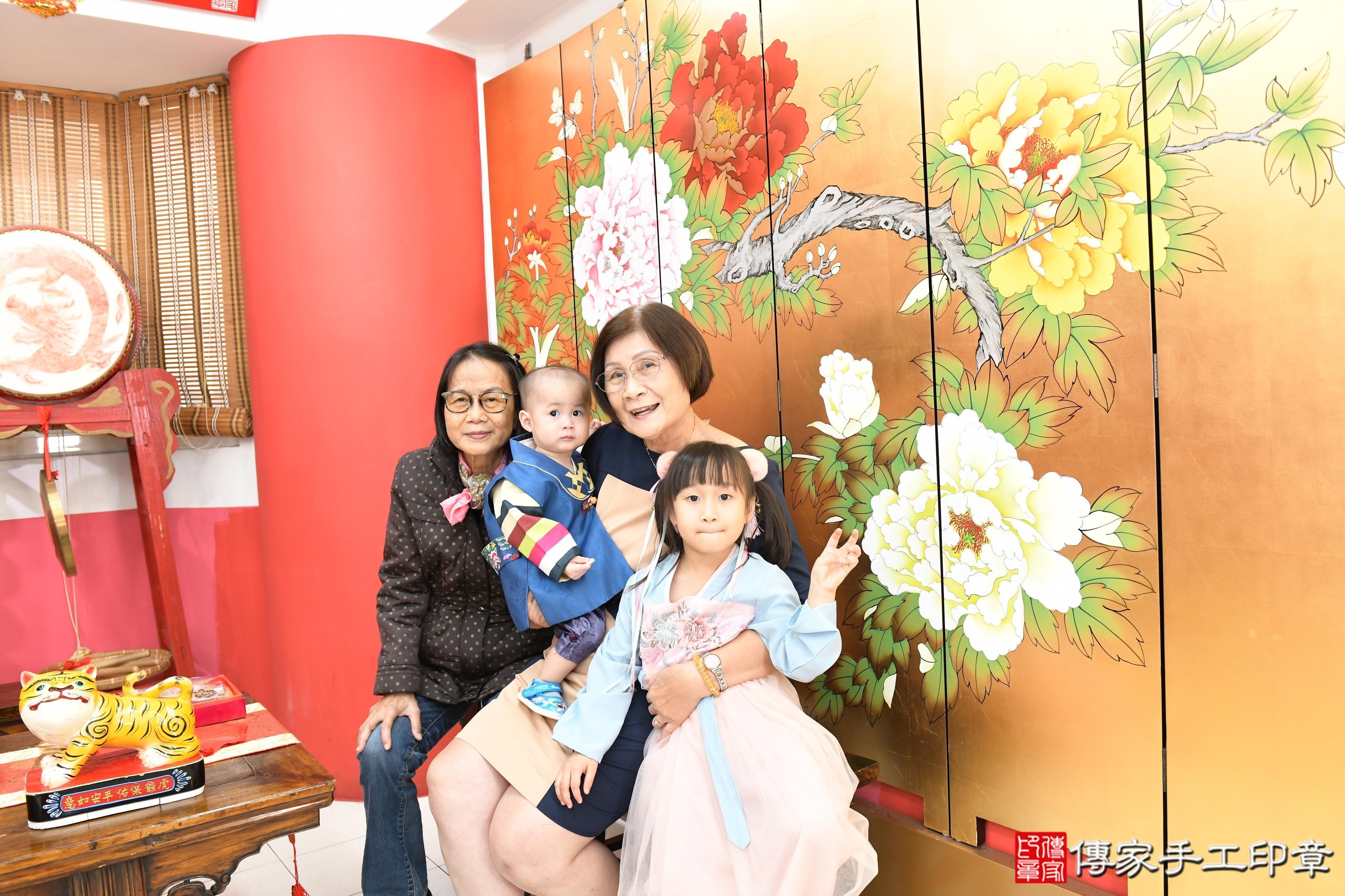 傳家手工印章高雄店、抓周、度脺、美式風會場、傳家嬰兒古禮、吉祥話、抓周道具物品24種、拍照。抓周證書。寶寶抓周、滿周歲、生日快樂、祝福