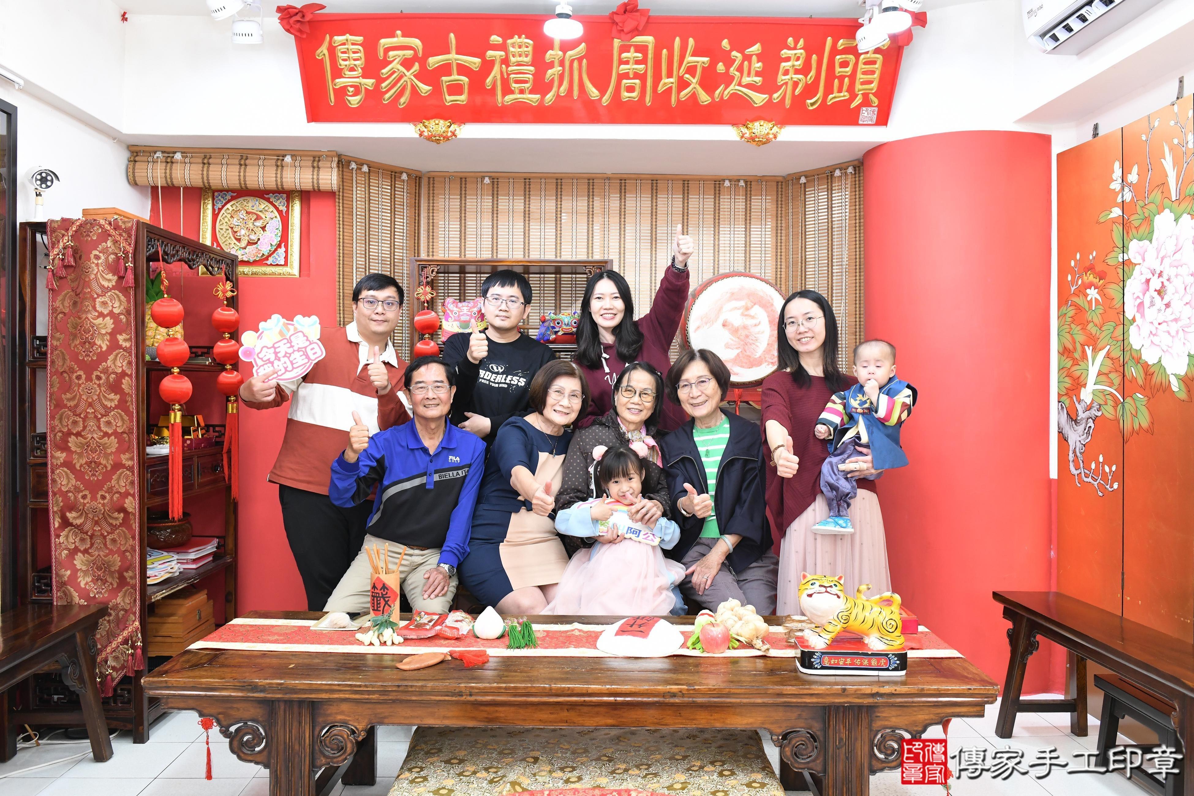 傳家手工印章高雄店、抓周、度脺、美式風會場、傳家嬰兒古禮、吉祥話、抓周道具物品24種、拍照。抓周證書。寶寶抓周、滿周歲、生日快樂、祝福