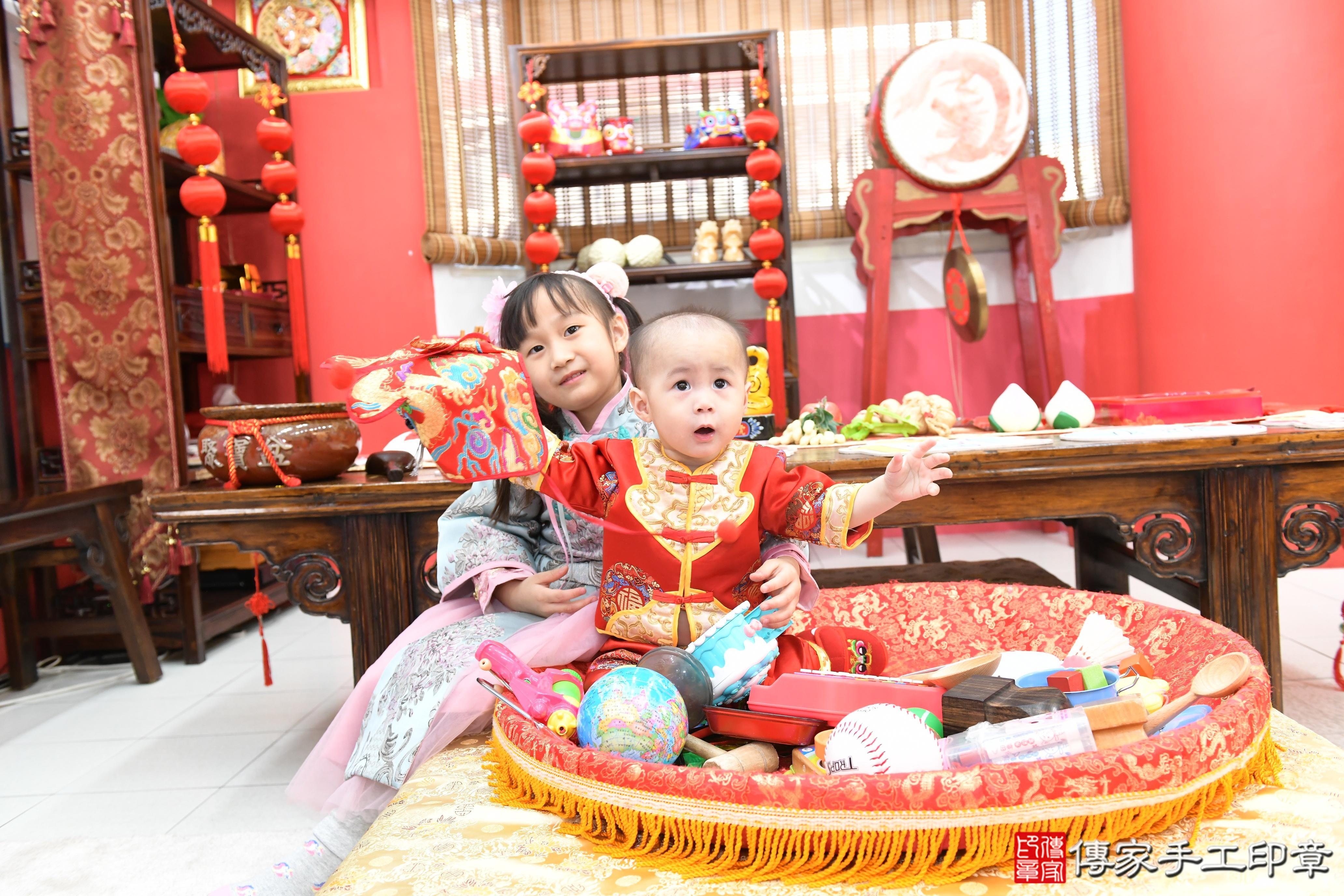 傳家手工印章高雄店、抓周、度脺、美式風會場、傳家嬰兒古禮、吉祥話、抓周道具物品24種、拍照。抓周證書。寶寶抓周、滿周歲、生日快樂、祝福