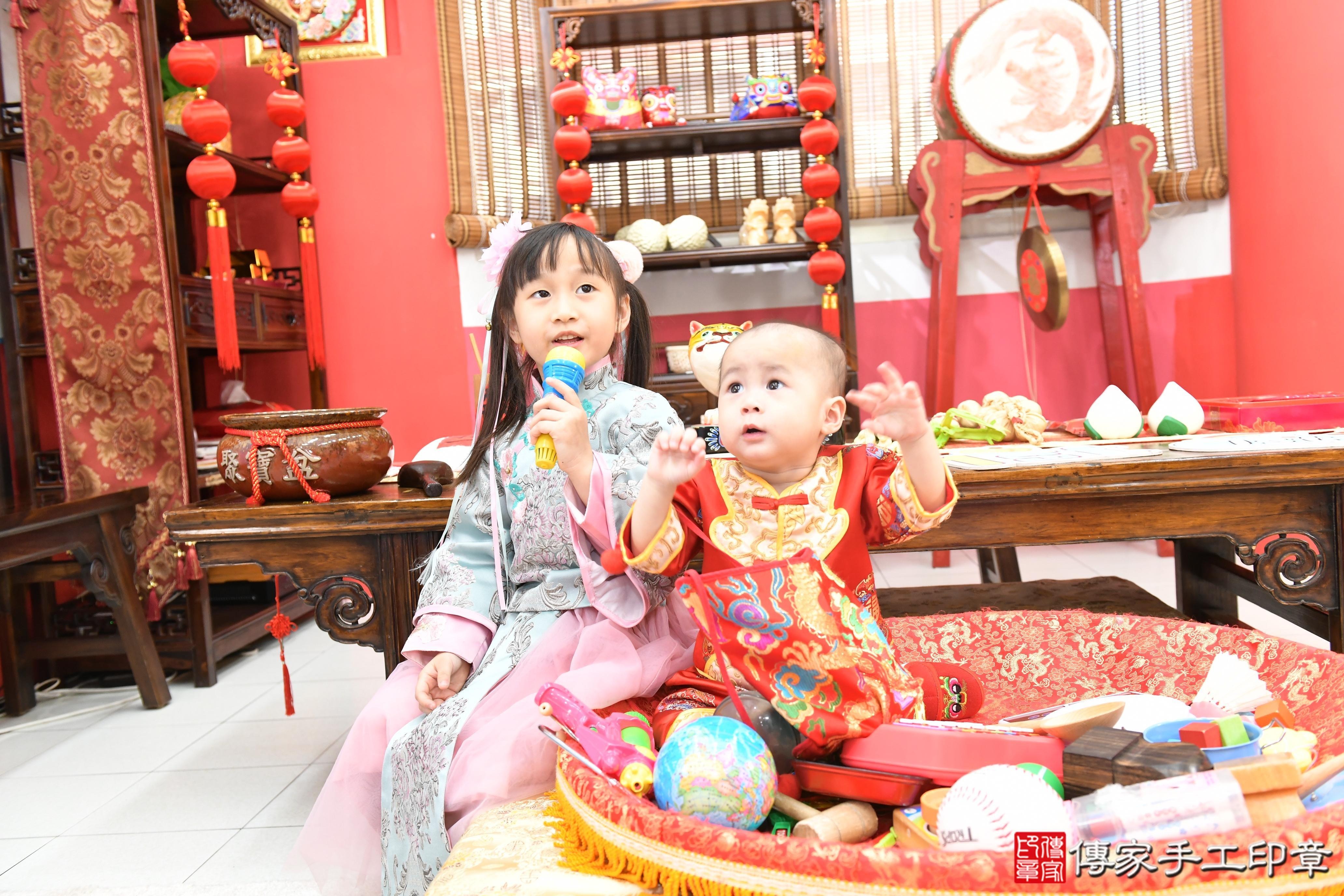 傳家手工印章高雄店、抓周、度脺、美式風會場、傳家嬰兒古禮、吉祥話、抓周道具物品24種、拍照。抓周證書。寶寶抓周、滿周歲、生日快樂、祝福