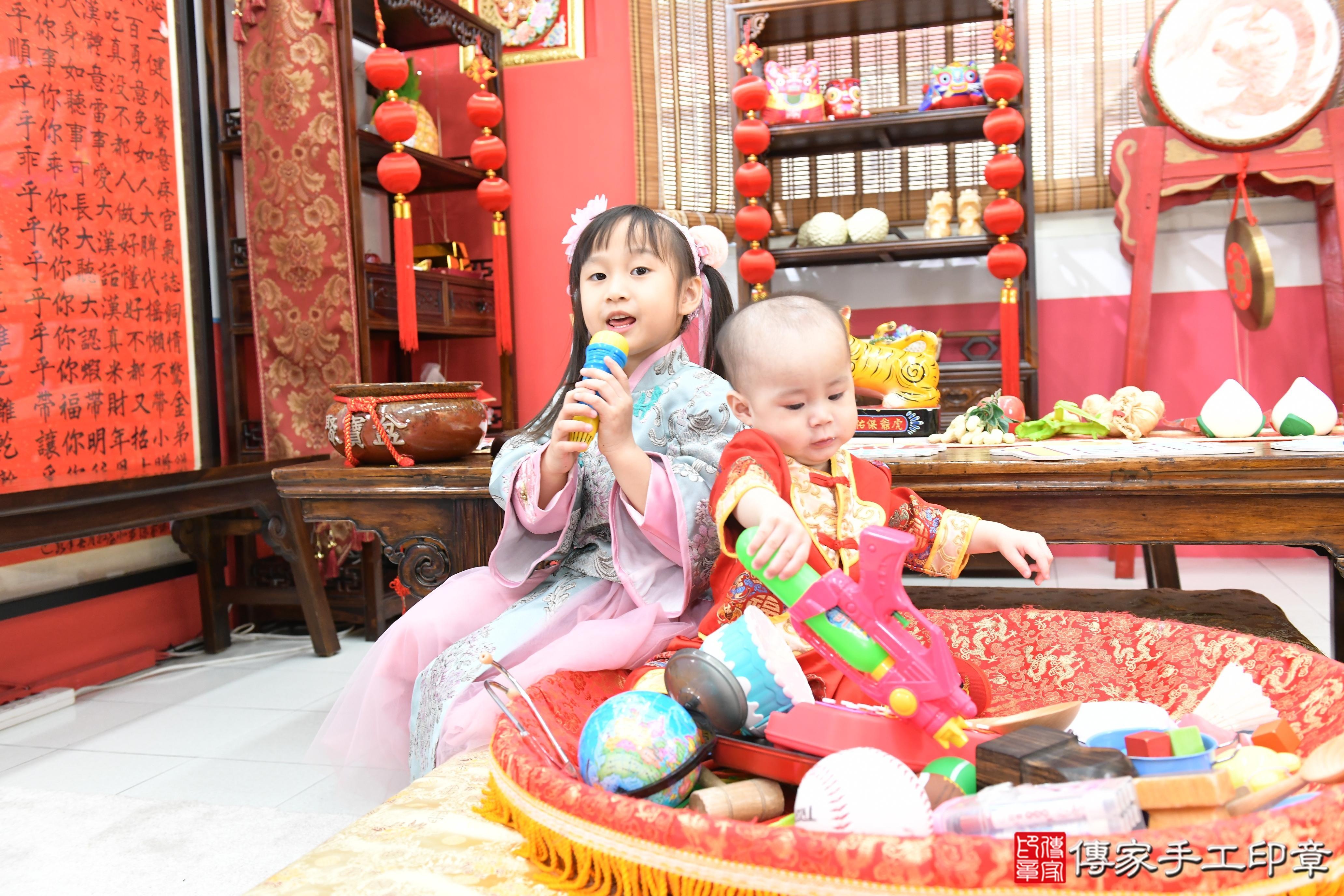 傳家手工印章高雄店、抓周、度脺、美式風會場、傳家嬰兒古禮、吉祥話、抓周道具物品24種、拍照。抓周證書。寶寶抓周、滿周歲、生日快樂、祝福