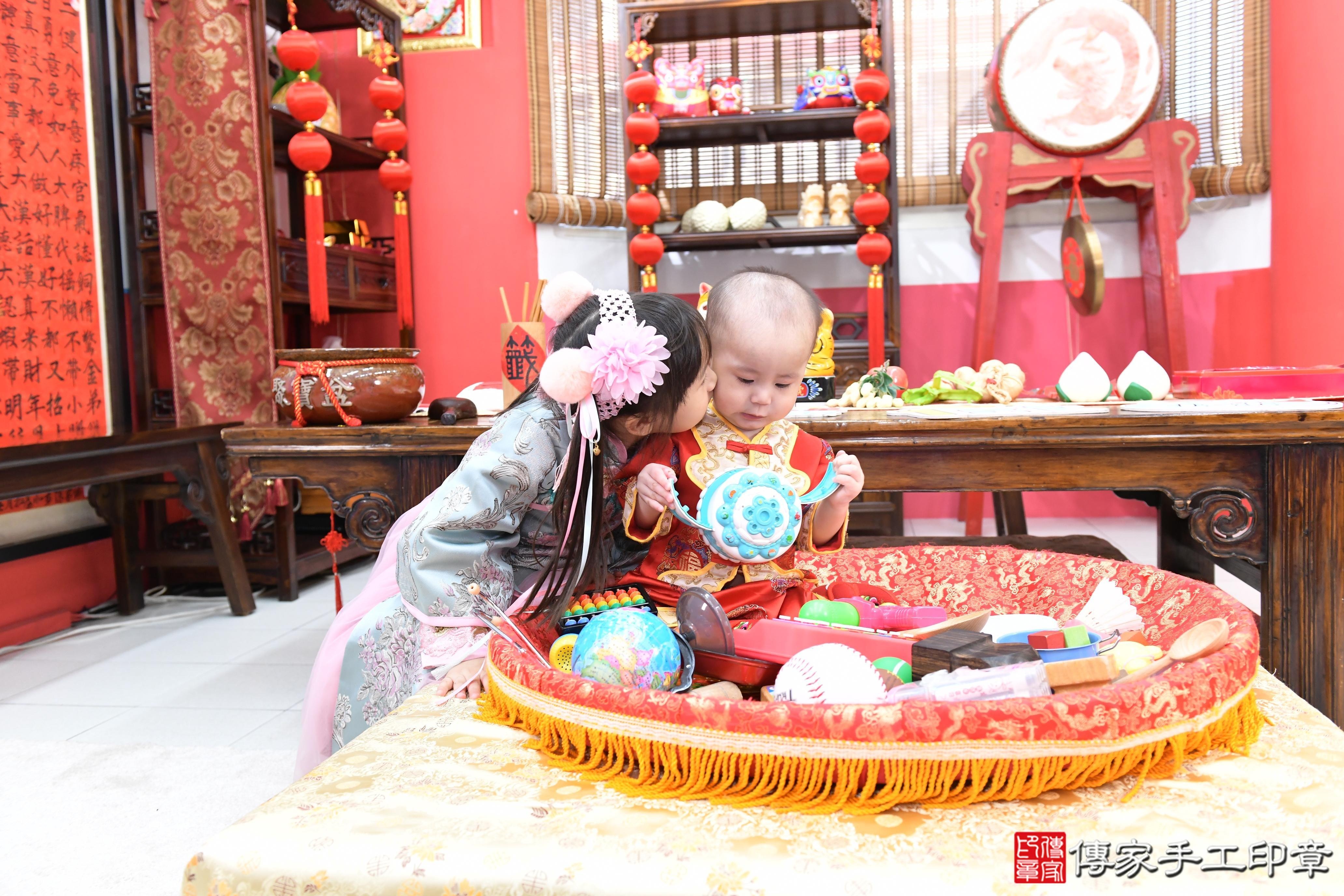 傳家手工印章高雄店、抓周、度脺、美式風會場、傳家嬰兒古禮、吉祥話、抓周道具物品24種、拍照。抓周證書。寶寶抓周、滿周歲、生日快樂、祝福