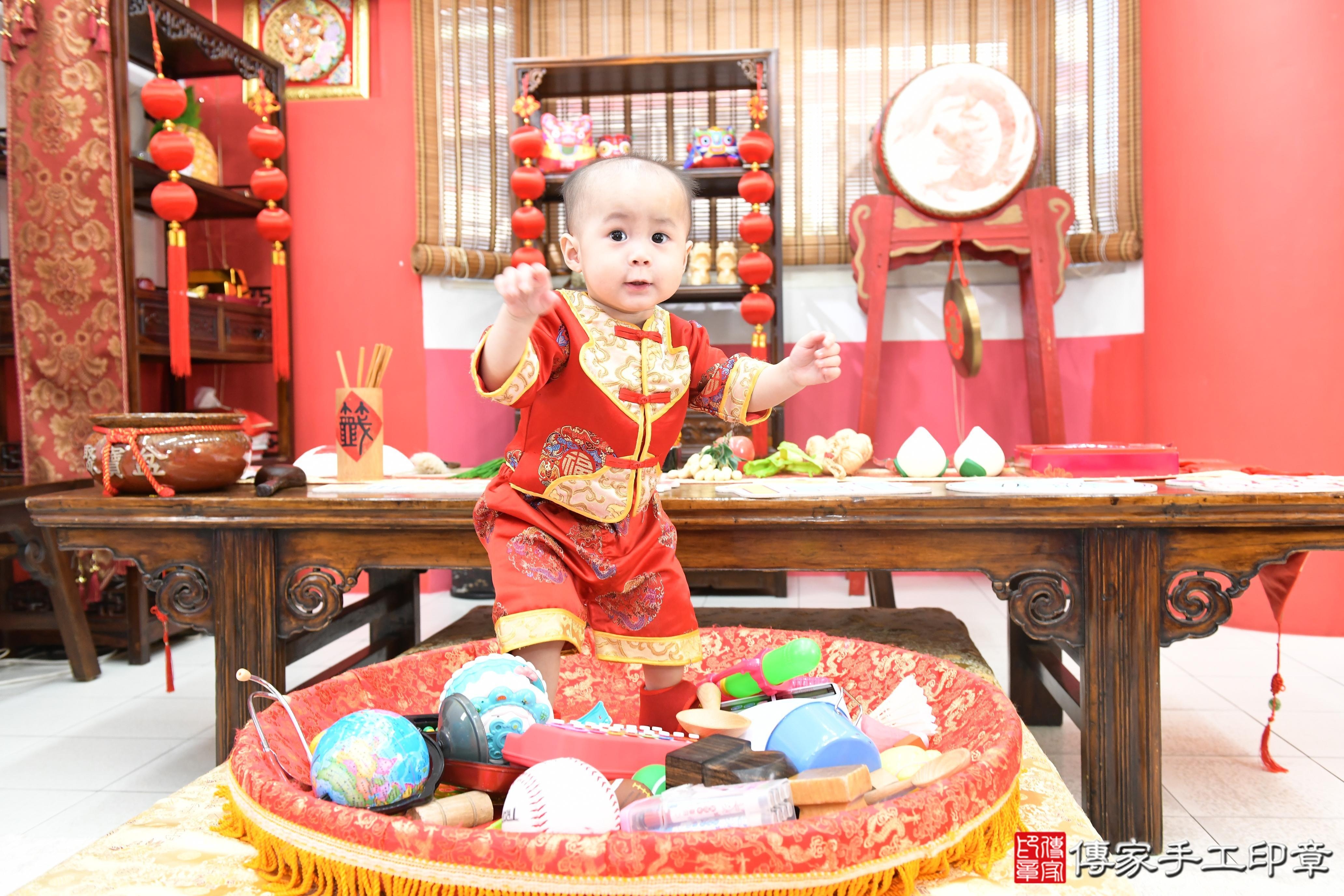 傳家手工印章高雄店、抓周、度脺、美式風會場、傳家嬰兒古禮、吉祥話、抓周道具物品24種、拍照。抓周證書。寶寶抓周、滿周歲、生日快樂、祝福