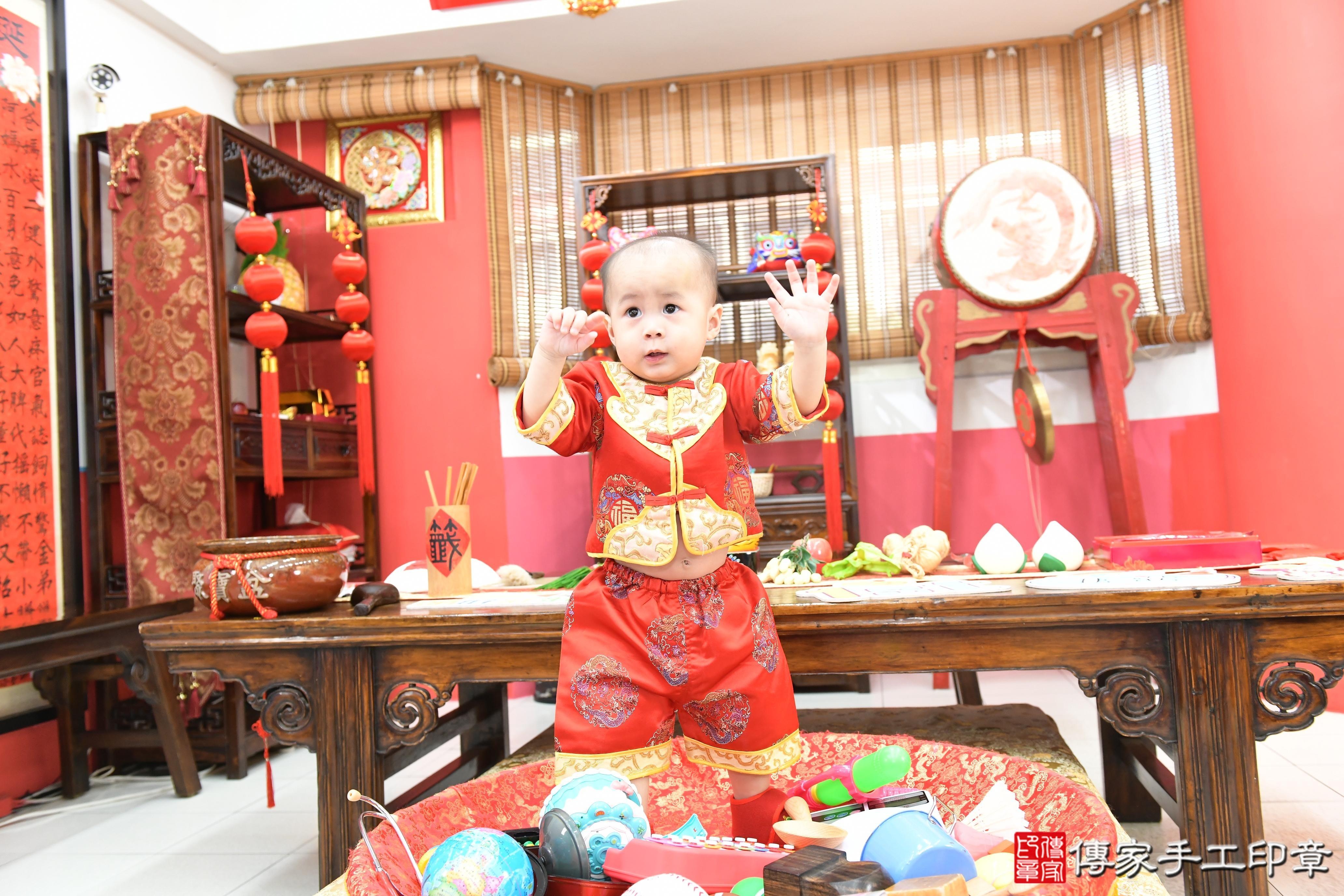 傳家手工印章高雄店、抓周、度脺、美式風會場、傳家嬰兒古禮、吉祥話、抓周道具物品24種、拍照。抓周證書。寶寶抓周、滿周歲、生日快樂、祝福