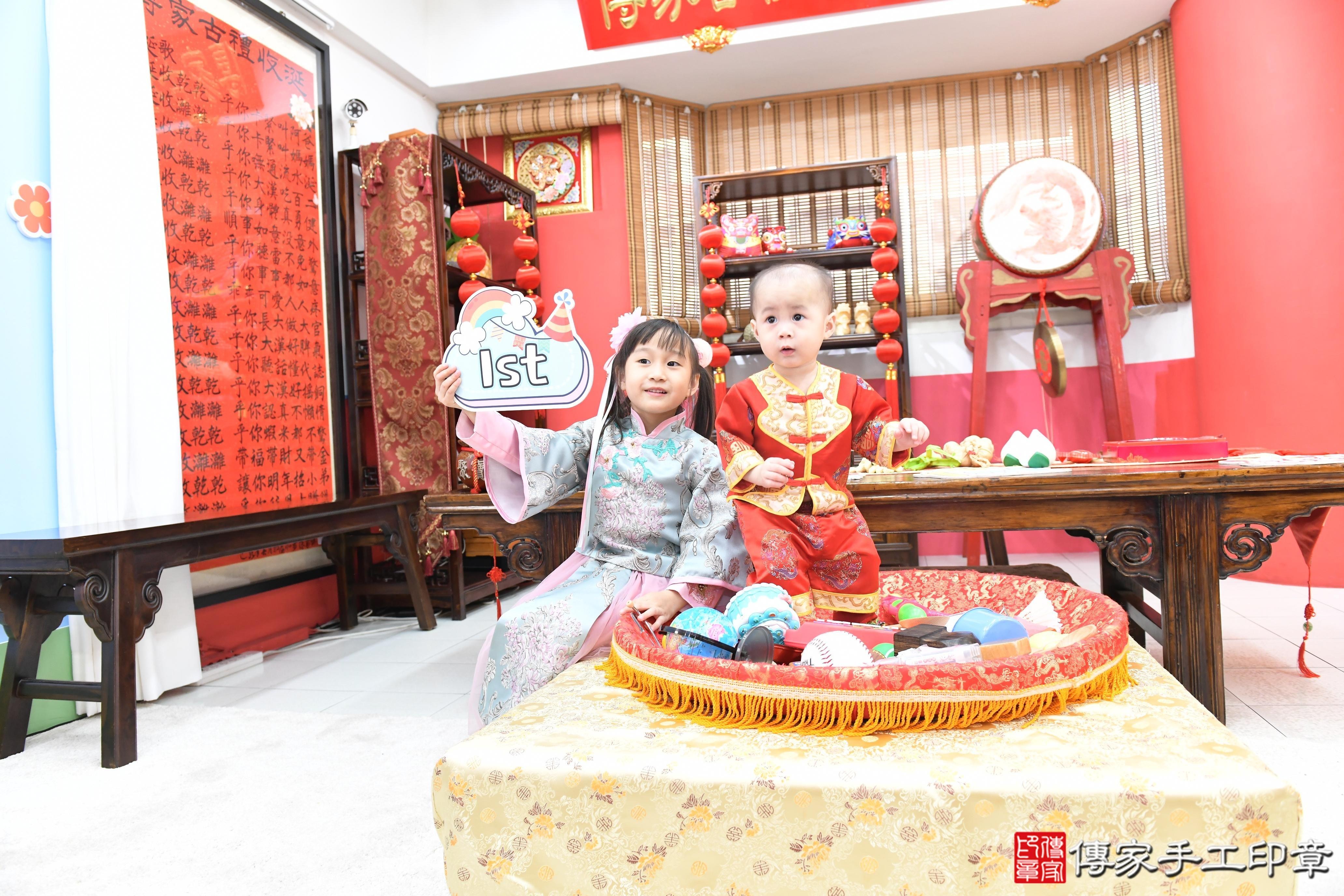 傳家手工印章高雄店、抓周、度脺、美式風會場、傳家嬰兒古禮、吉祥話、抓周道具物品24種、拍照。抓周證書。寶寶抓周、滿周歲、生日快樂、祝福