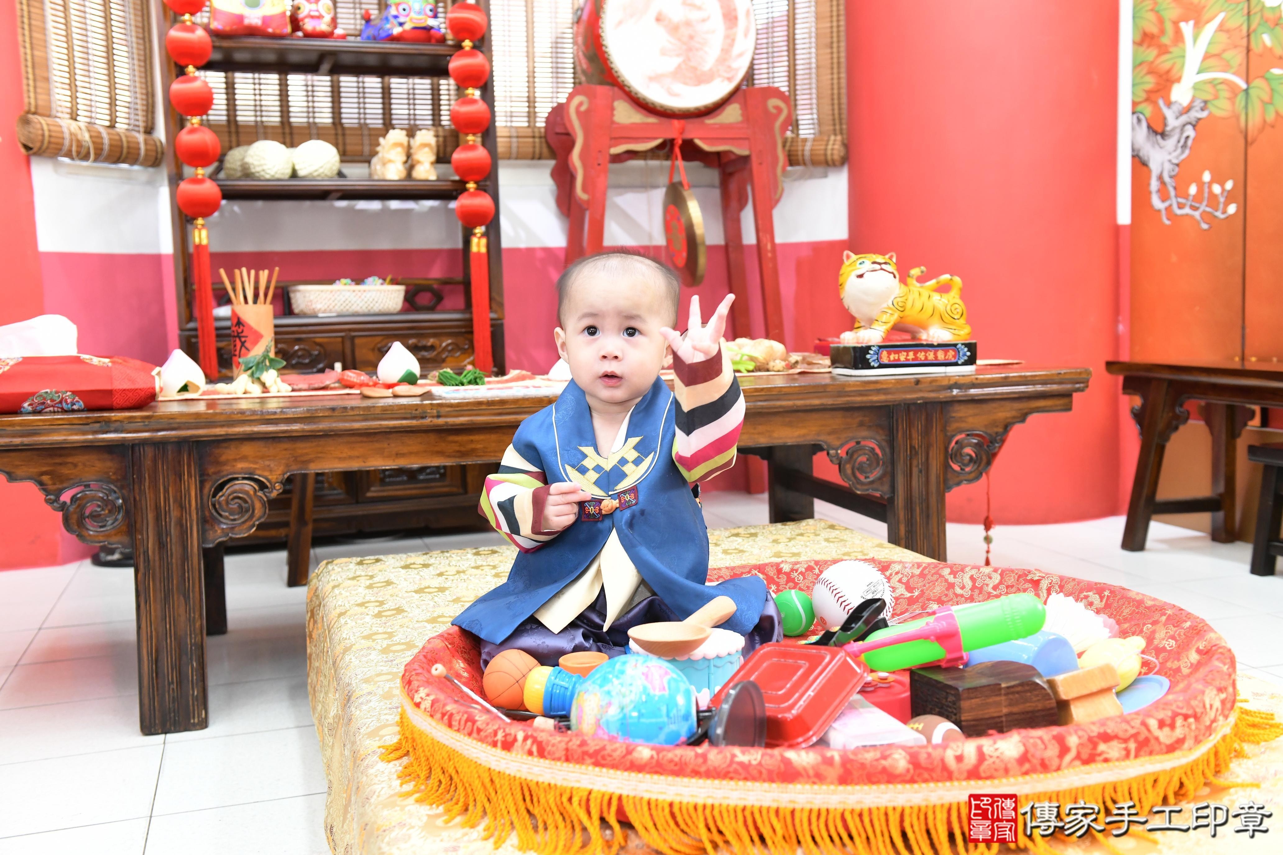 傳家手工印章高雄店、抓周、度脺、美式風會場、傳家嬰兒古禮、吉祥話、抓周道具物品24種、拍照。抓周證書。寶寶抓周、滿周歲、生日快樂、祝福