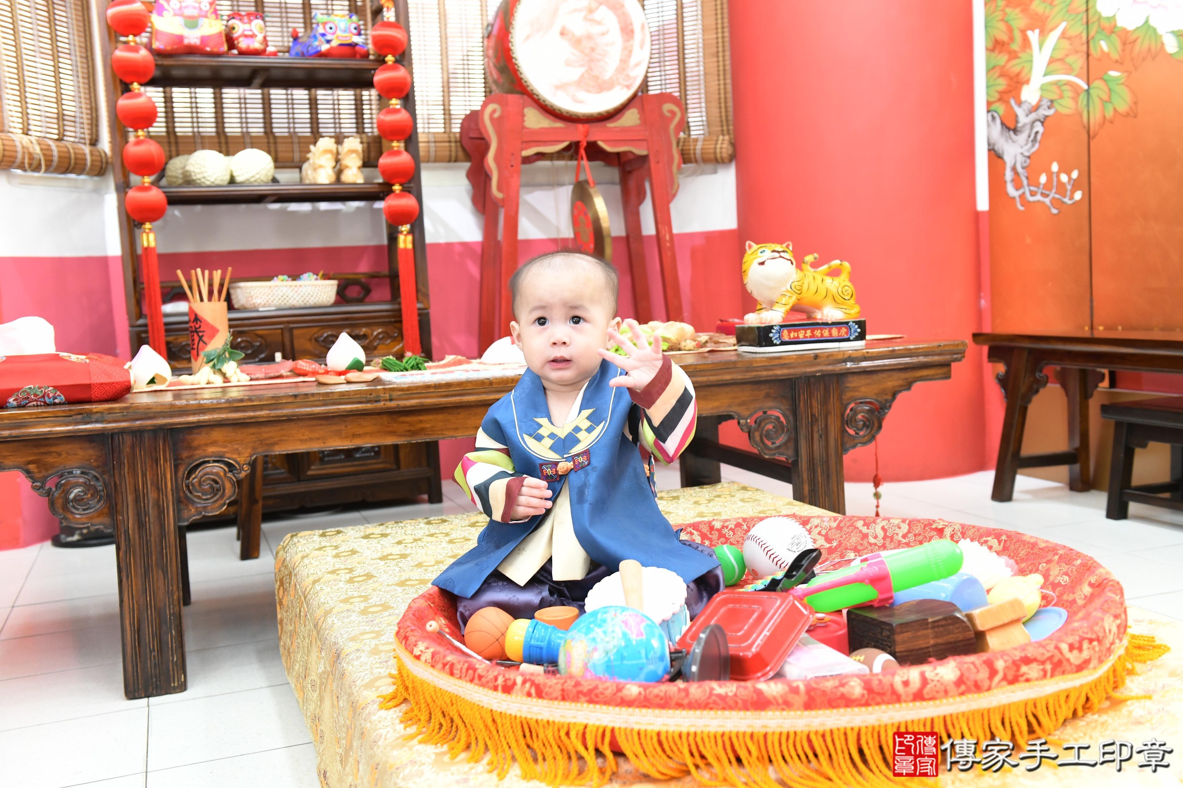 傳家手工印章高雄店、抓周、度脺、美式風會場、傳家嬰兒古禮、吉祥話、抓周道具物品24種、拍照。抓周證書。寶寶抓周、滿周歲、生日快樂、祝福