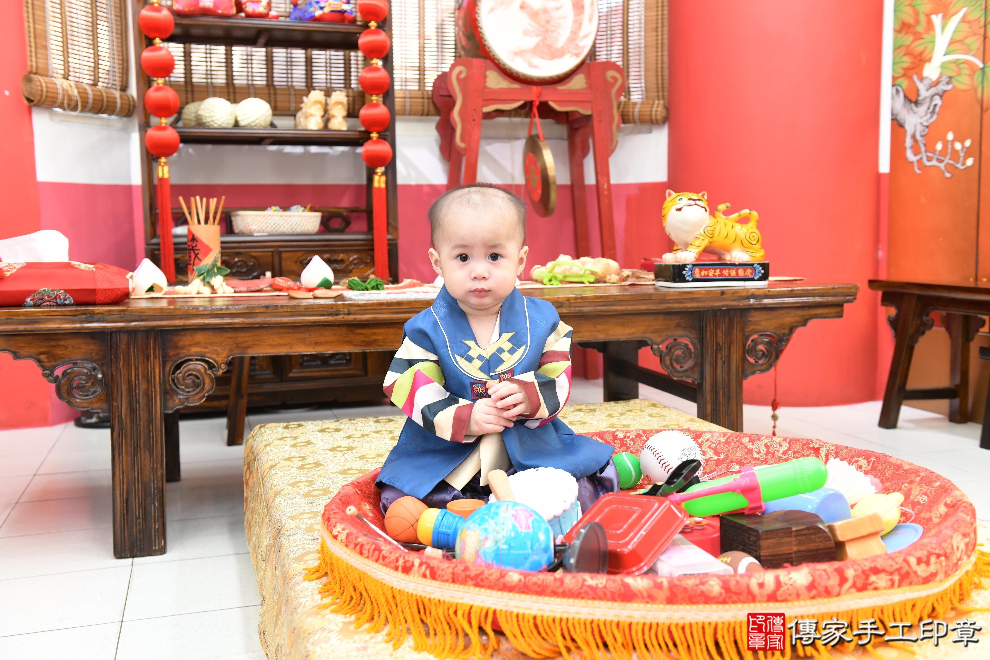 傳家手工印章高雄店、抓周、度脺、美式風會場、傳家嬰兒古禮、吉祥話、抓周道具物品24種、拍照。抓周證書。寶寶抓周、滿周歲、生日快樂、祝福