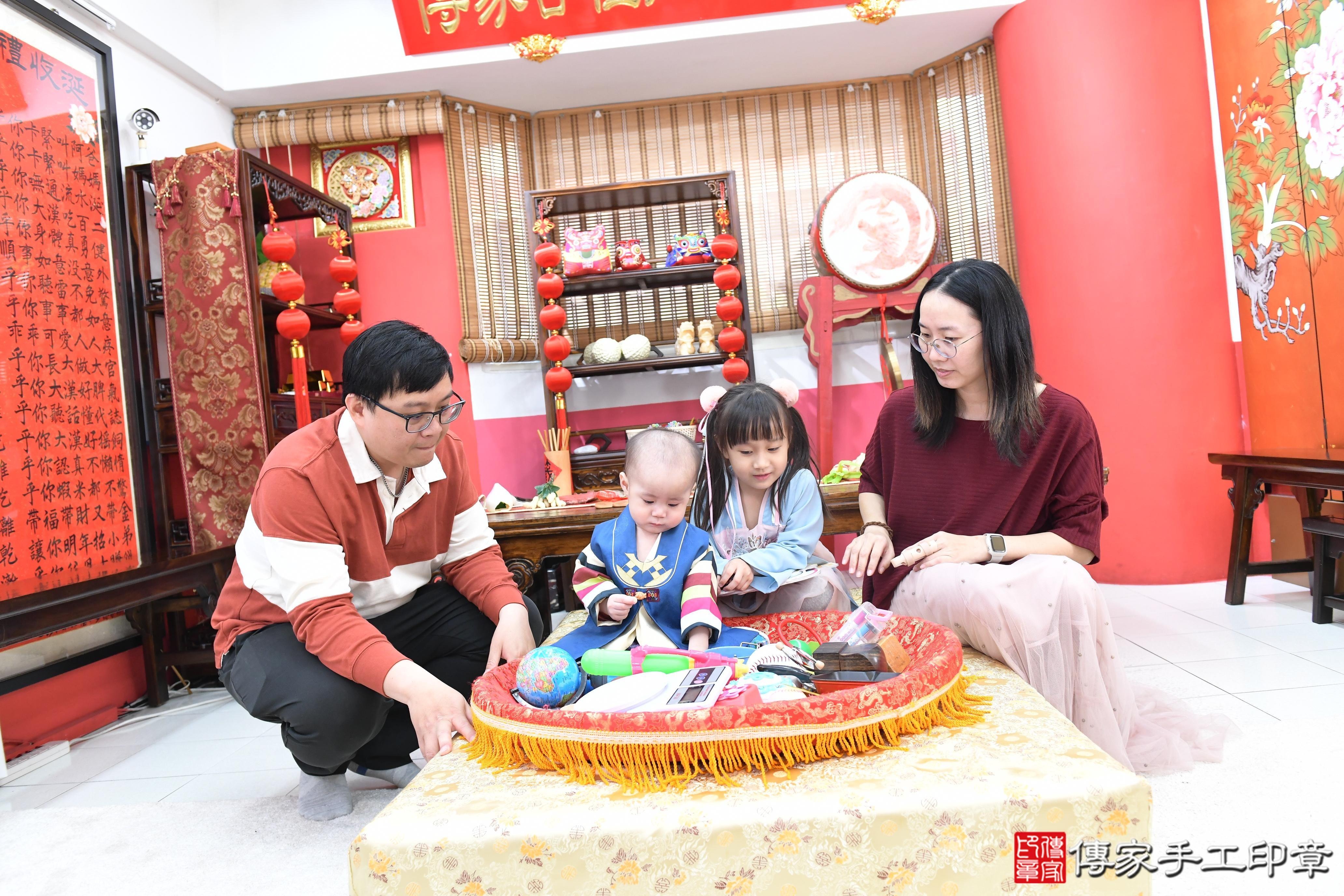 傳家手工印章高雄店、抓周、度脺、美式風會場、傳家嬰兒古禮、吉祥話、抓周道具物品24種、拍照。抓周證書。寶寶抓周、滿周歲、生日快樂、祝福