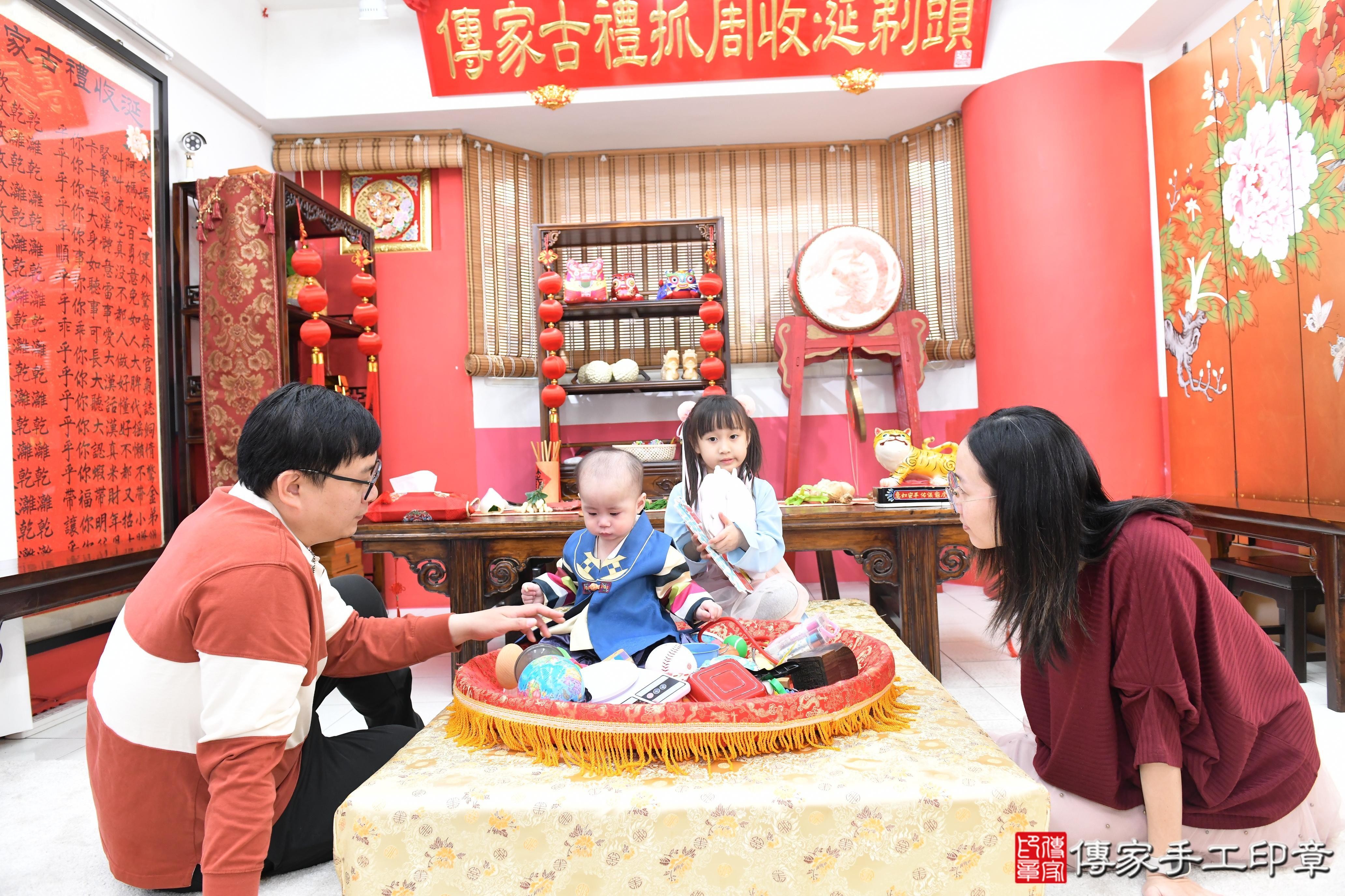 傳家手工印章高雄店、抓周、度脺、美式風會場、傳家嬰兒古禮、吉祥話、抓周道具物品24種、拍照。抓周證書。寶寶抓周、滿周歲、生日快樂、祝福