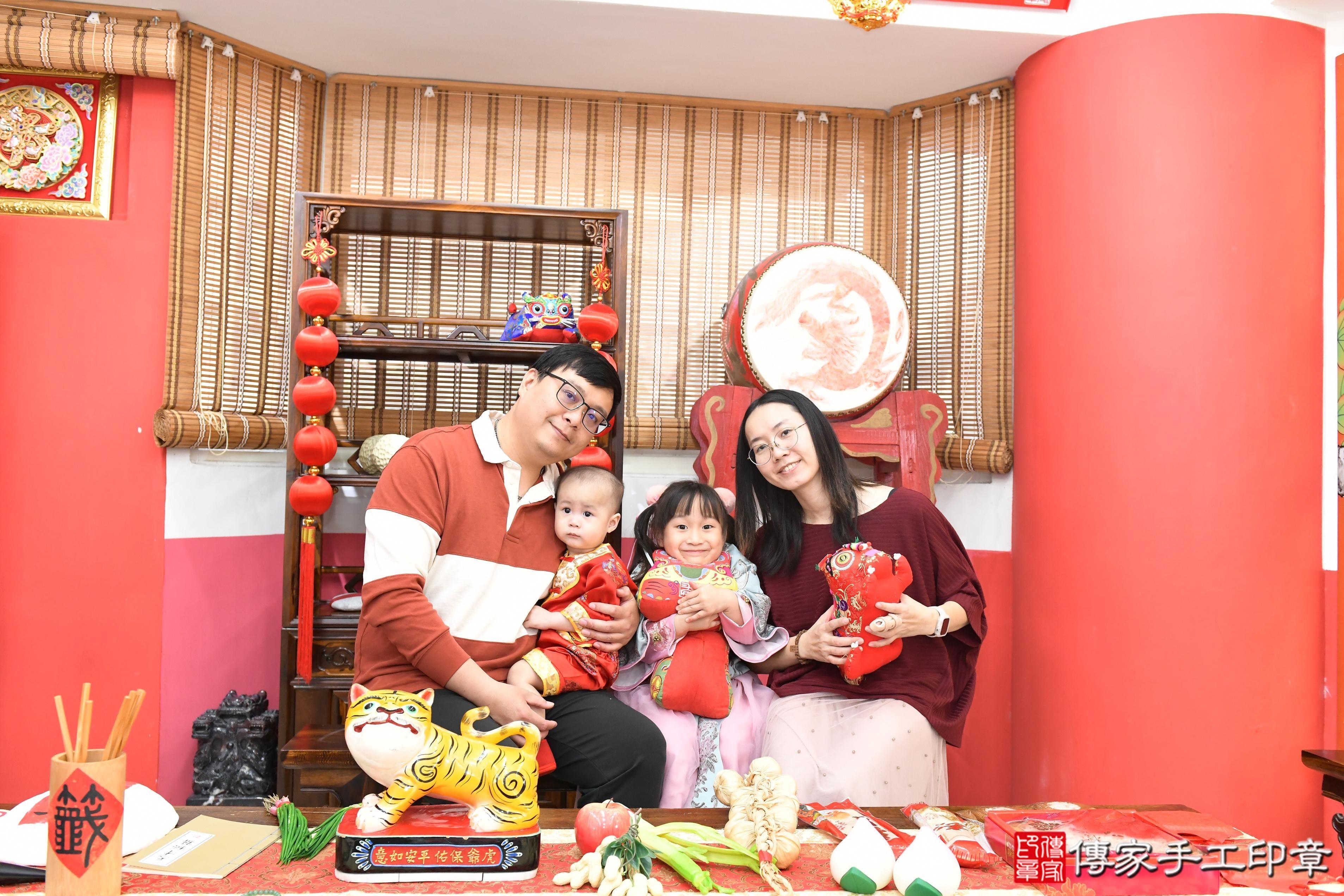 傳家手工印章高雄店、抓周、度脺、美式風會場、傳家嬰兒古禮、吉祥話、抓周道具物品24種、拍照。抓周證書。寶寶抓周、滿周歲、生日快樂、祝福