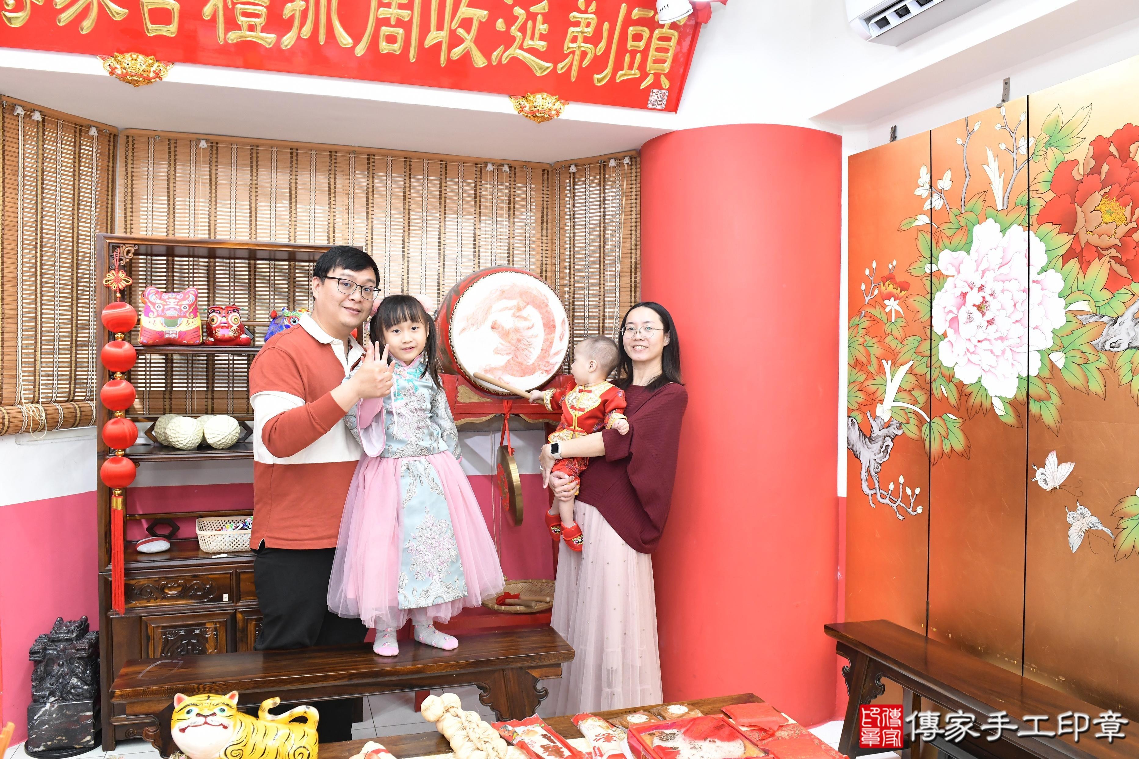 傳家手工印章高雄店、抓周、度脺、美式風會場、傳家嬰兒古禮、吉祥話、抓周道具物品24種、拍照。抓周證書。寶寶抓周、滿周歲、生日快樂、祝福