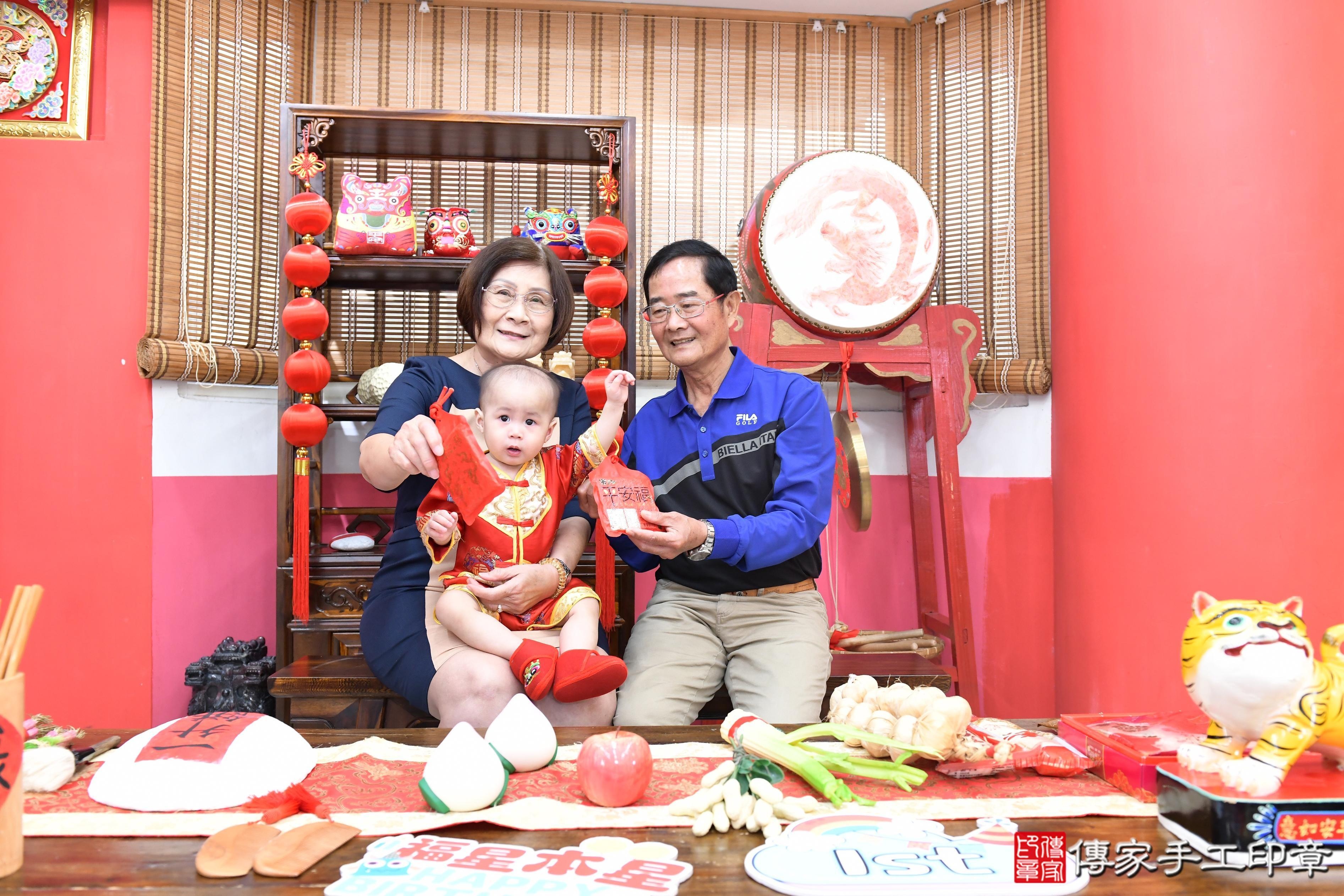 傳家手工印章高雄店、抓周、度脺、美式風會場、傳家嬰兒古禮、吉祥話、抓周道具物品24種、拍照。抓周證書。寶寶抓周、滿周歲、生日快樂、祝福