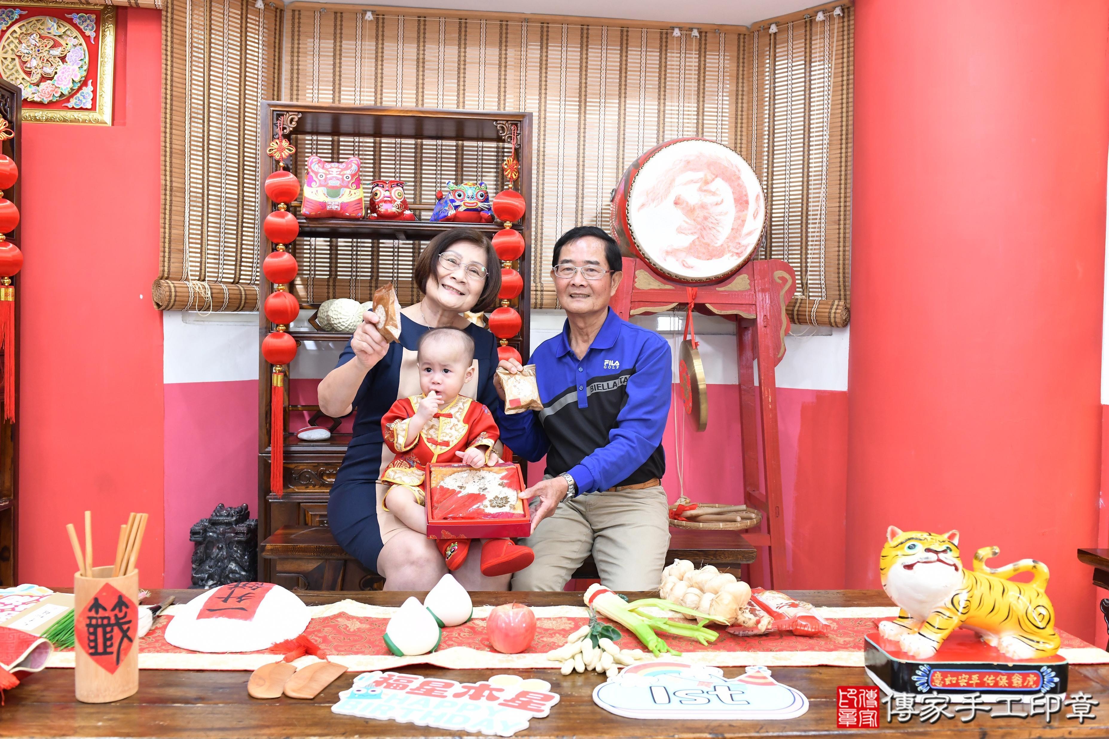 傳家手工印章高雄店、抓周、度脺、美式風會場、傳家嬰兒古禮、吉祥話、抓周道具物品24種、拍照。抓周證書。寶寶抓周、滿周歲、生日快樂、祝福