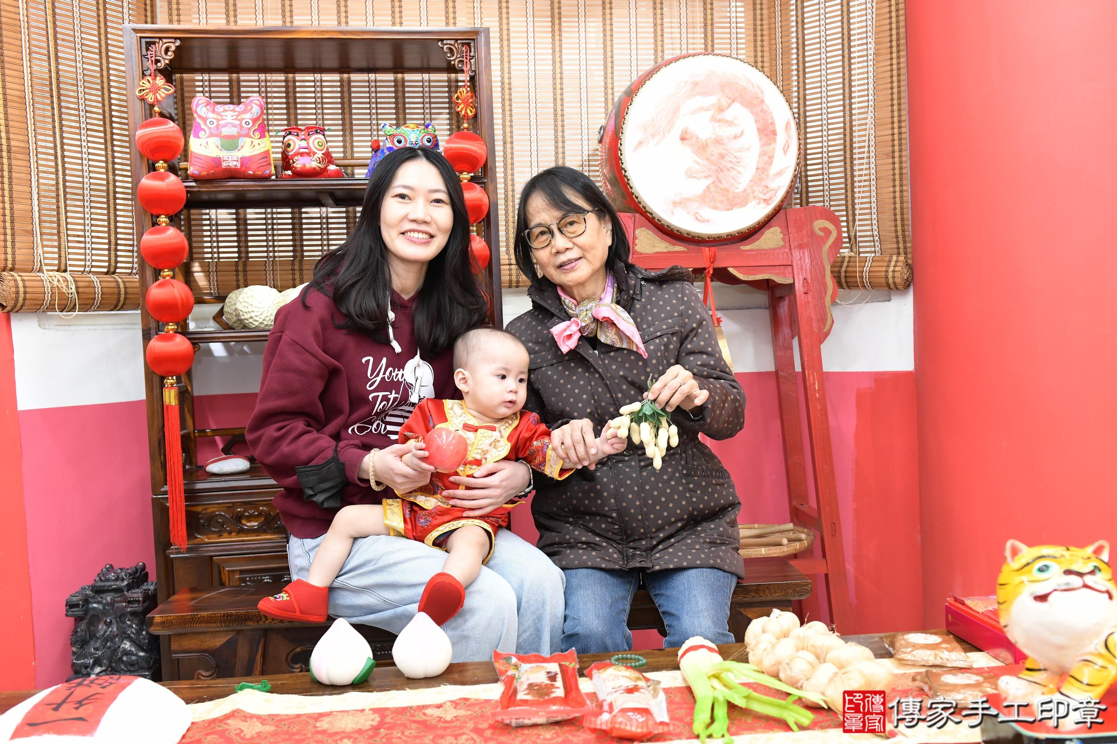 傳家手工印章高雄店、抓周、度脺、美式風會場、傳家嬰兒古禮、吉祥話、抓周道具物品24種、拍照。抓周證書。寶寶抓周、滿周歲、生日快樂、祝福