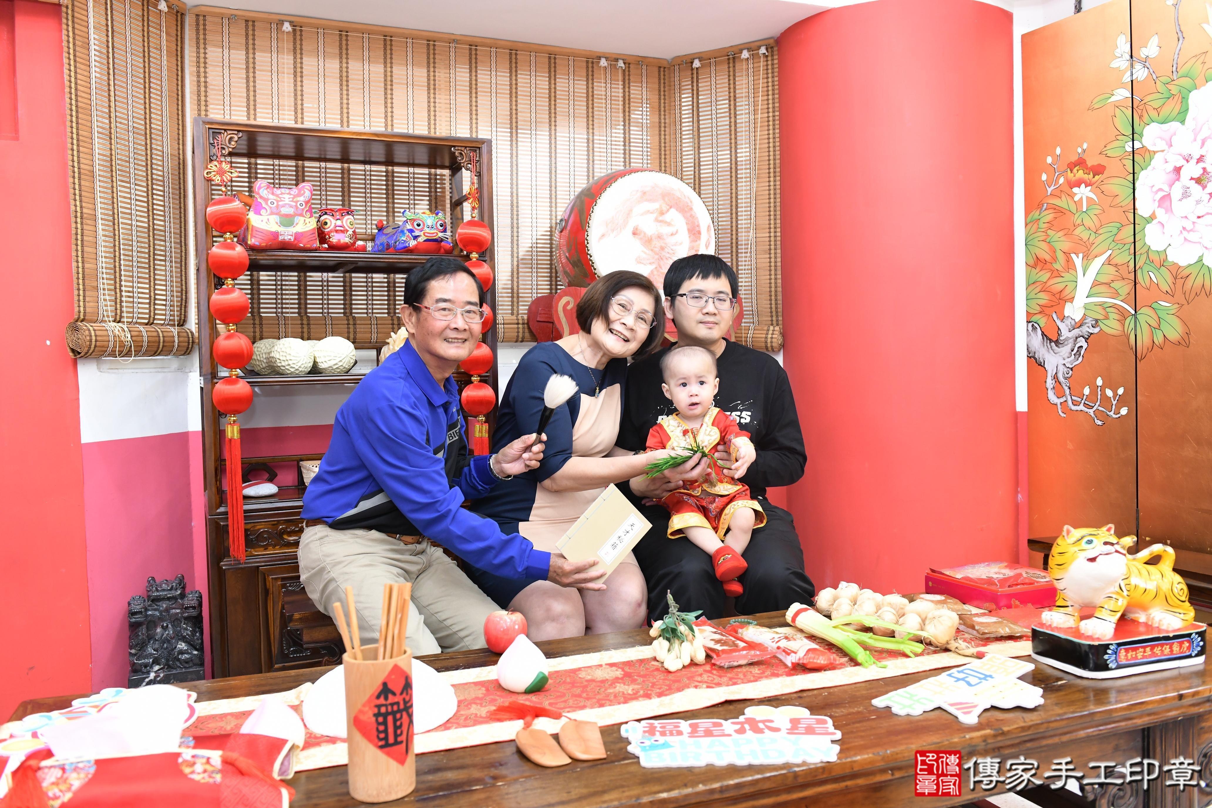 傳家手工印章高雄店、抓周、度脺、美式風會場、傳家嬰兒古禮、吉祥話、抓周道具物品24種、拍照。抓周證書。寶寶抓周、滿周歲、生日快樂、祝福