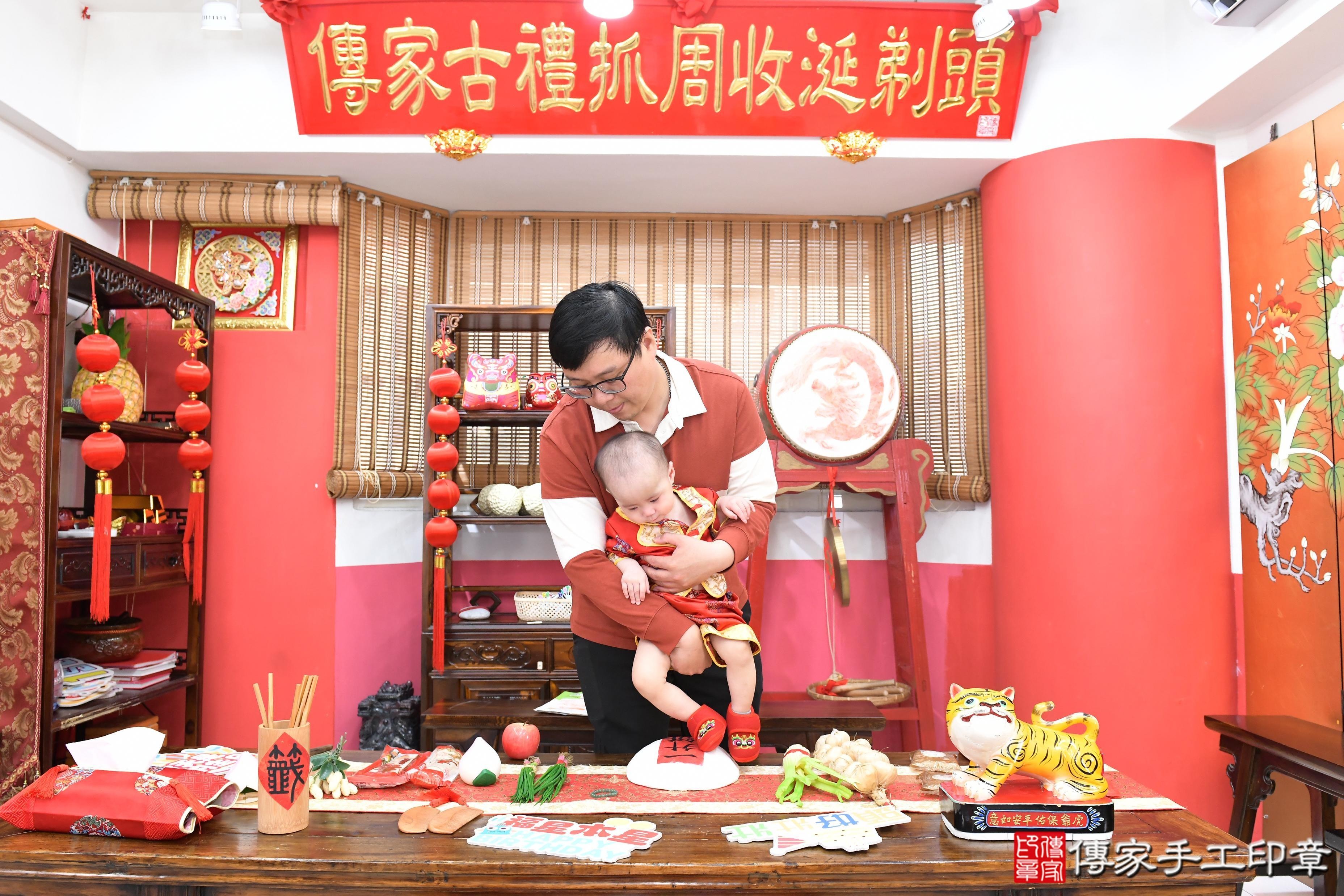 傳家手工印章高雄店、抓周、度脺、美式風會場、傳家嬰兒古禮、吉祥話、抓周道具物品24種、拍照。抓周證書。寶寶抓周、滿周歲、生日快樂、祝福