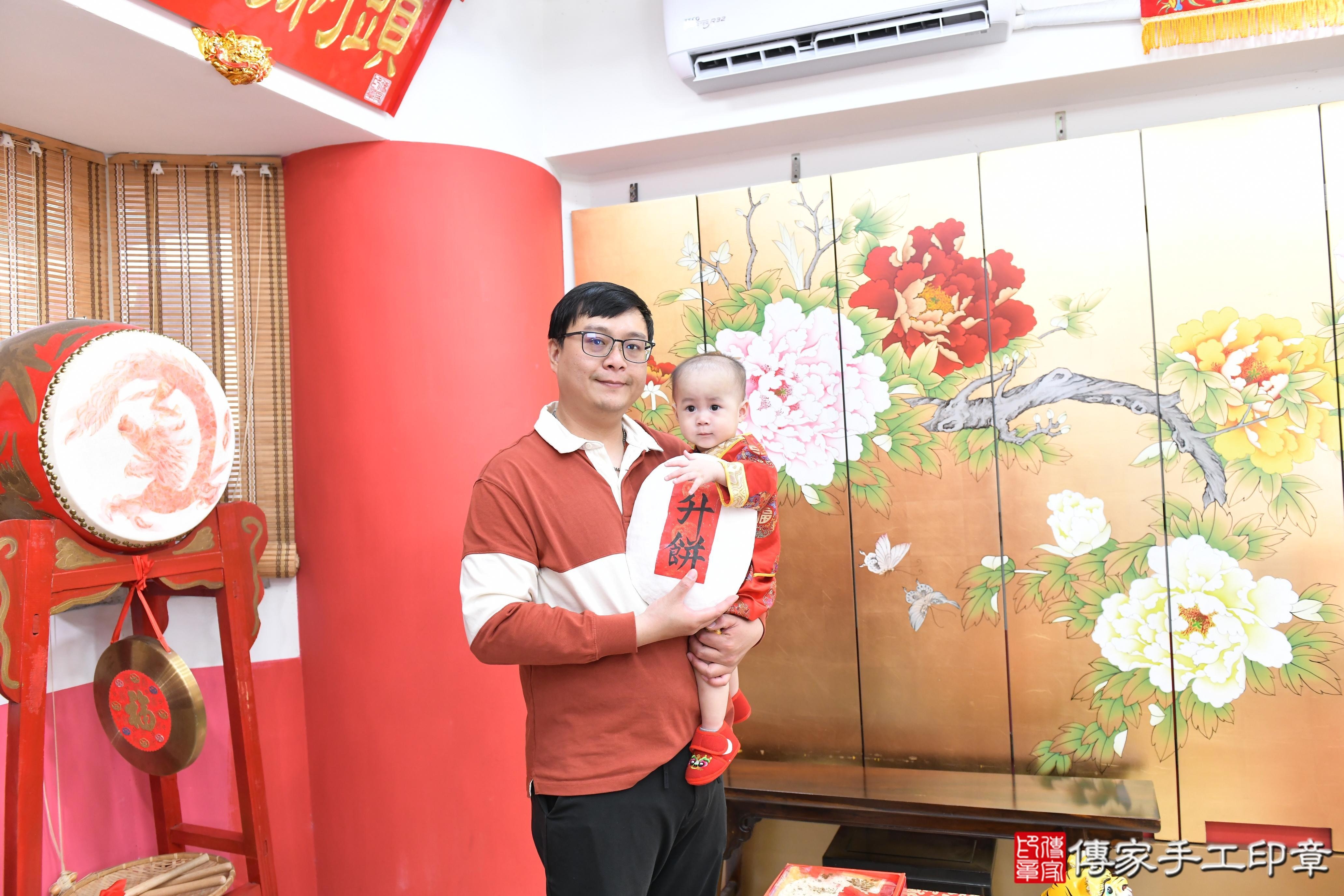 傳家手工印章高雄店、抓周、度脺、美式風會場、傳家嬰兒古禮、吉祥話、抓周道具物品24種、拍照。抓周證書。寶寶抓周、滿周歲、生日快樂、祝福