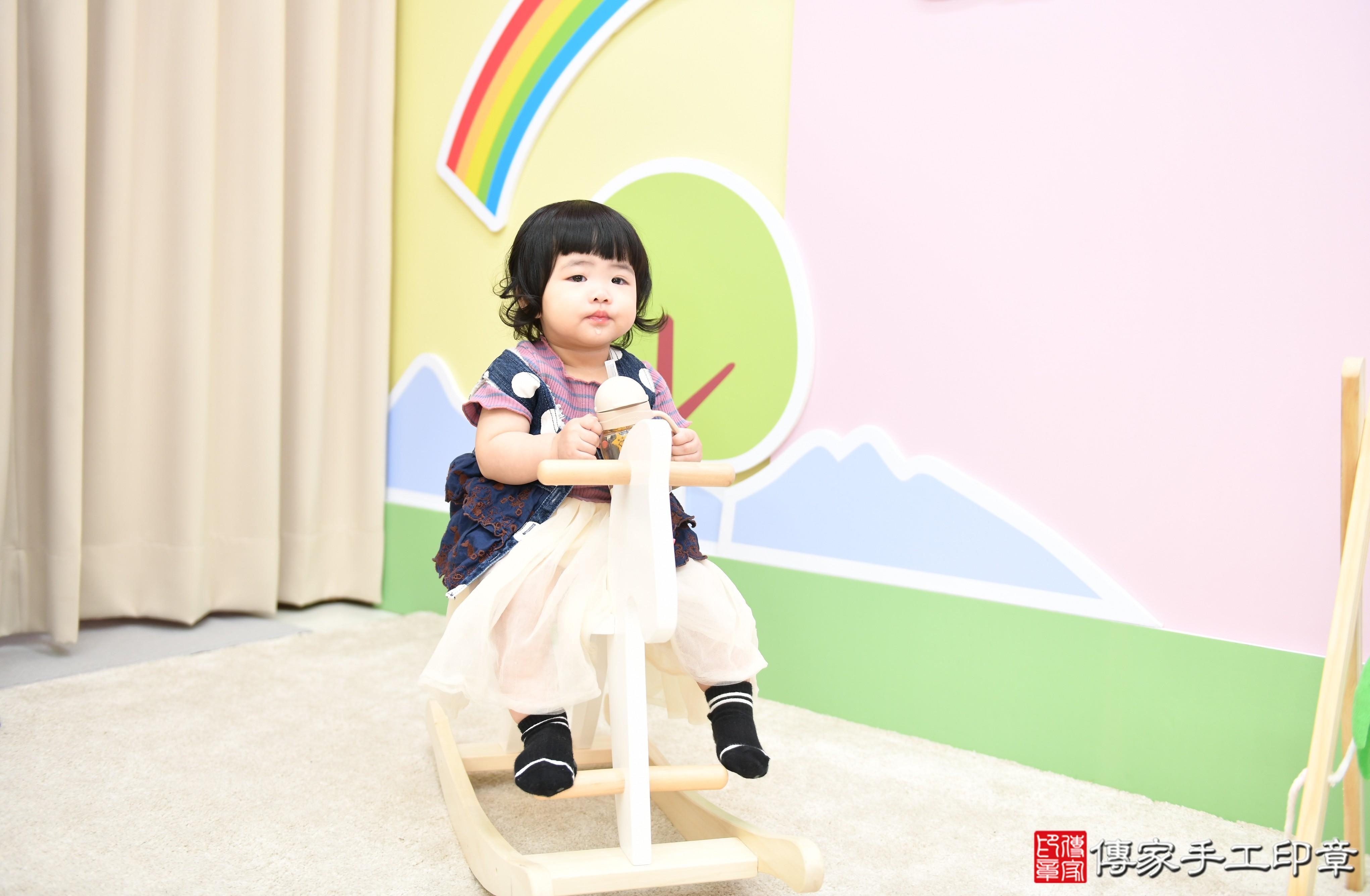 傳家手工印章高雄店、抓周、度脺、美式風會場、傳家嬰兒古禮、吉祥話、抓周道具物品24種、拍照。抓周證書。寶寶抓周、滿周歲、生日快樂、祝福