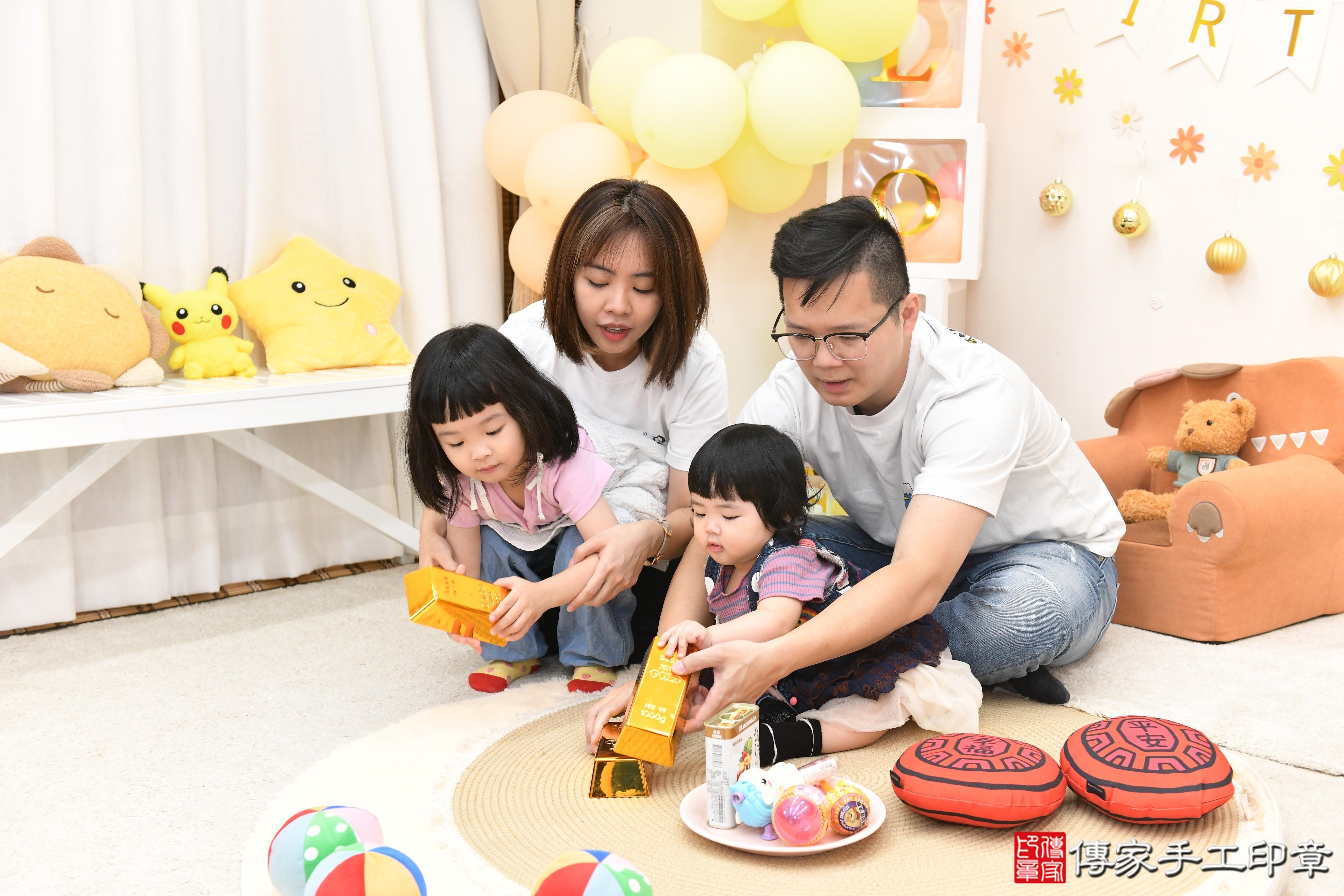 傳家手工印章高雄店、抓周、度脺、美式風會場、傳家嬰兒古禮、吉祥話、抓周道具物品24種、拍照。抓周證書。寶寶抓周、滿周歲、生日快樂、祝福