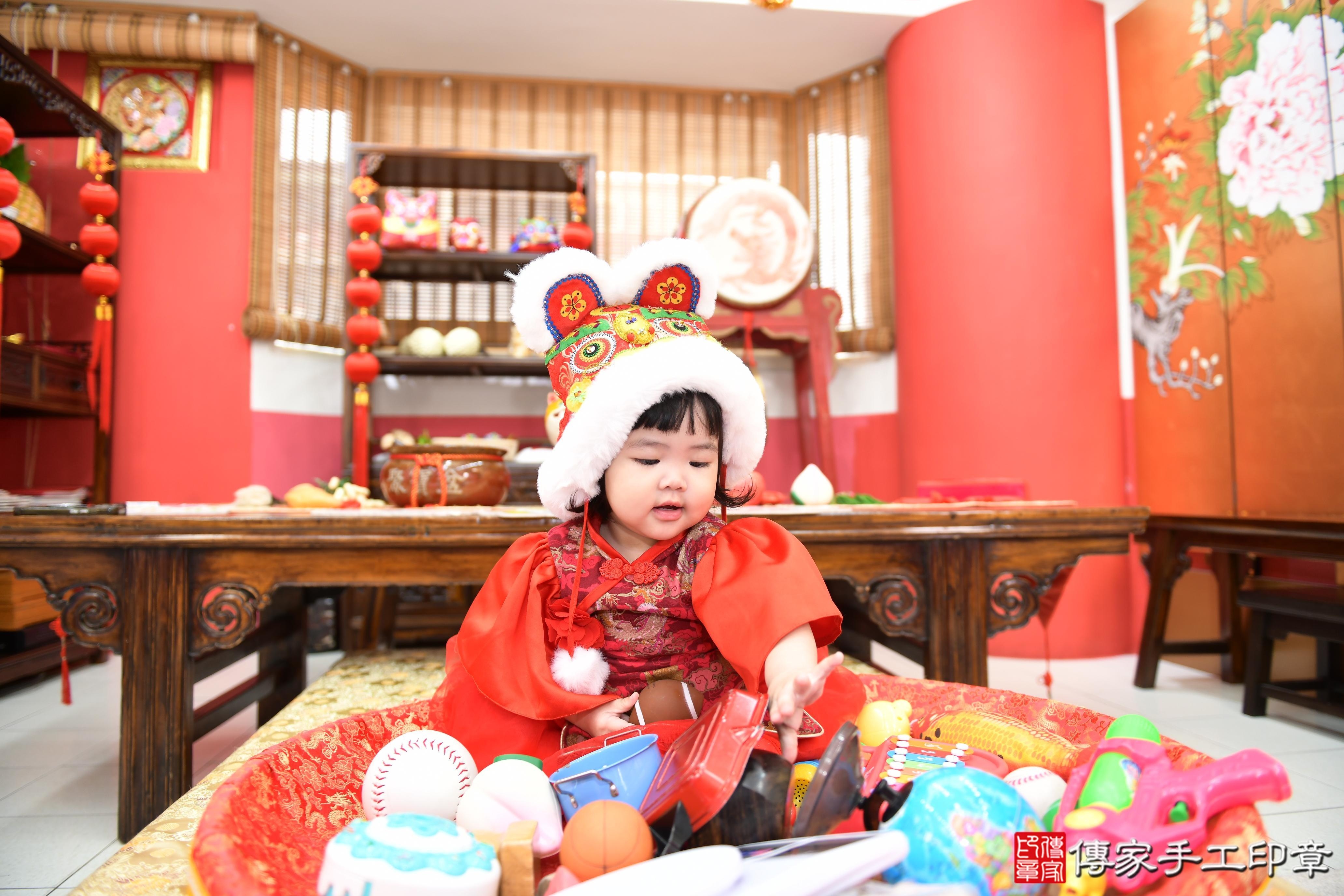 傳家手工印章高雄店、抓周、度脺、美式風會場、傳家嬰兒古禮、吉祥話、抓周道具物品24種、拍照。抓周證書。寶寶抓周、滿周歲、生日快樂、祝福