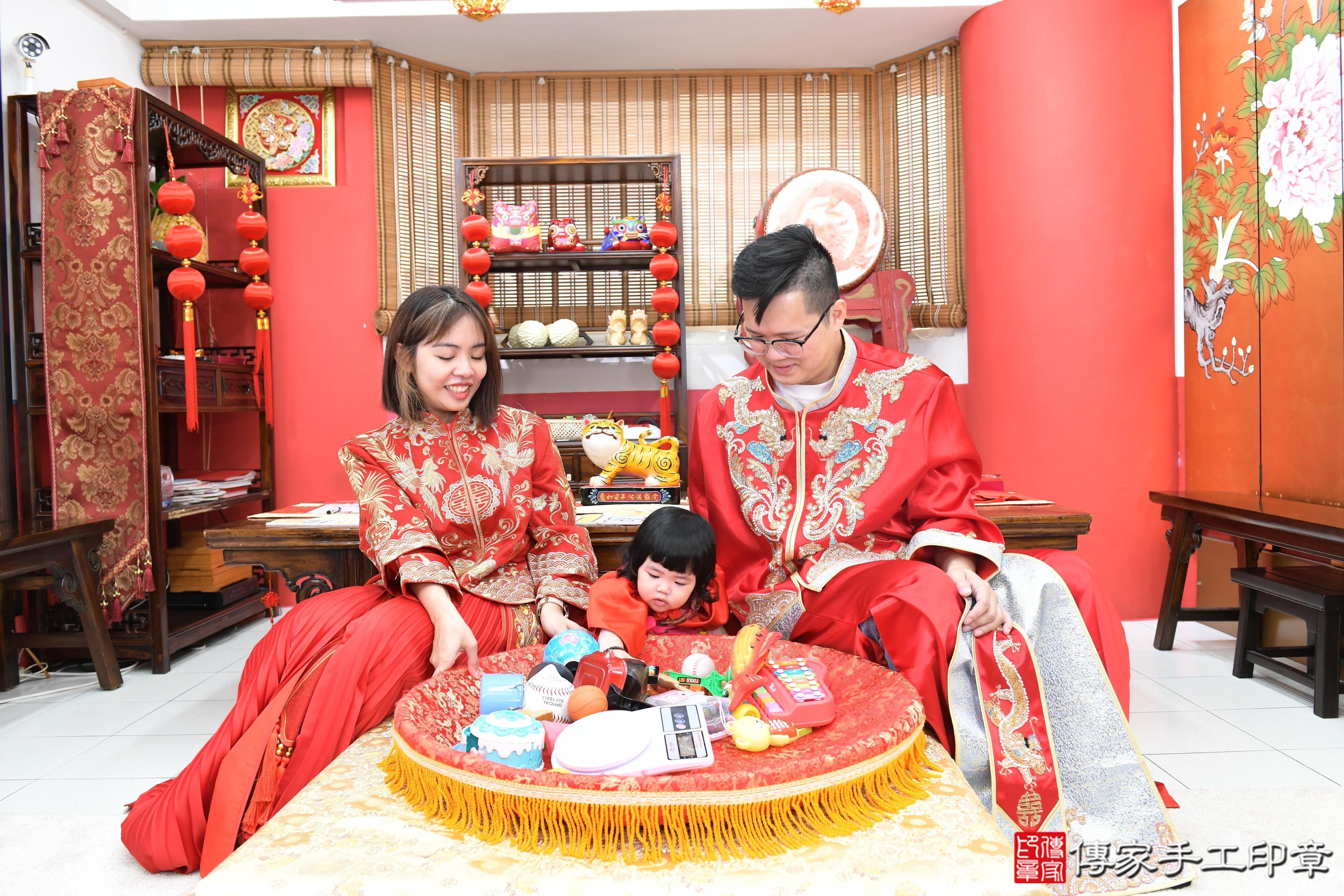 傳家手工印章高雄店、抓周、度脺、美式風會場、傳家嬰兒古禮、吉祥話、抓周道具物品24種、拍照。抓周證書。寶寶抓周、滿周歲、生日快樂、祝福