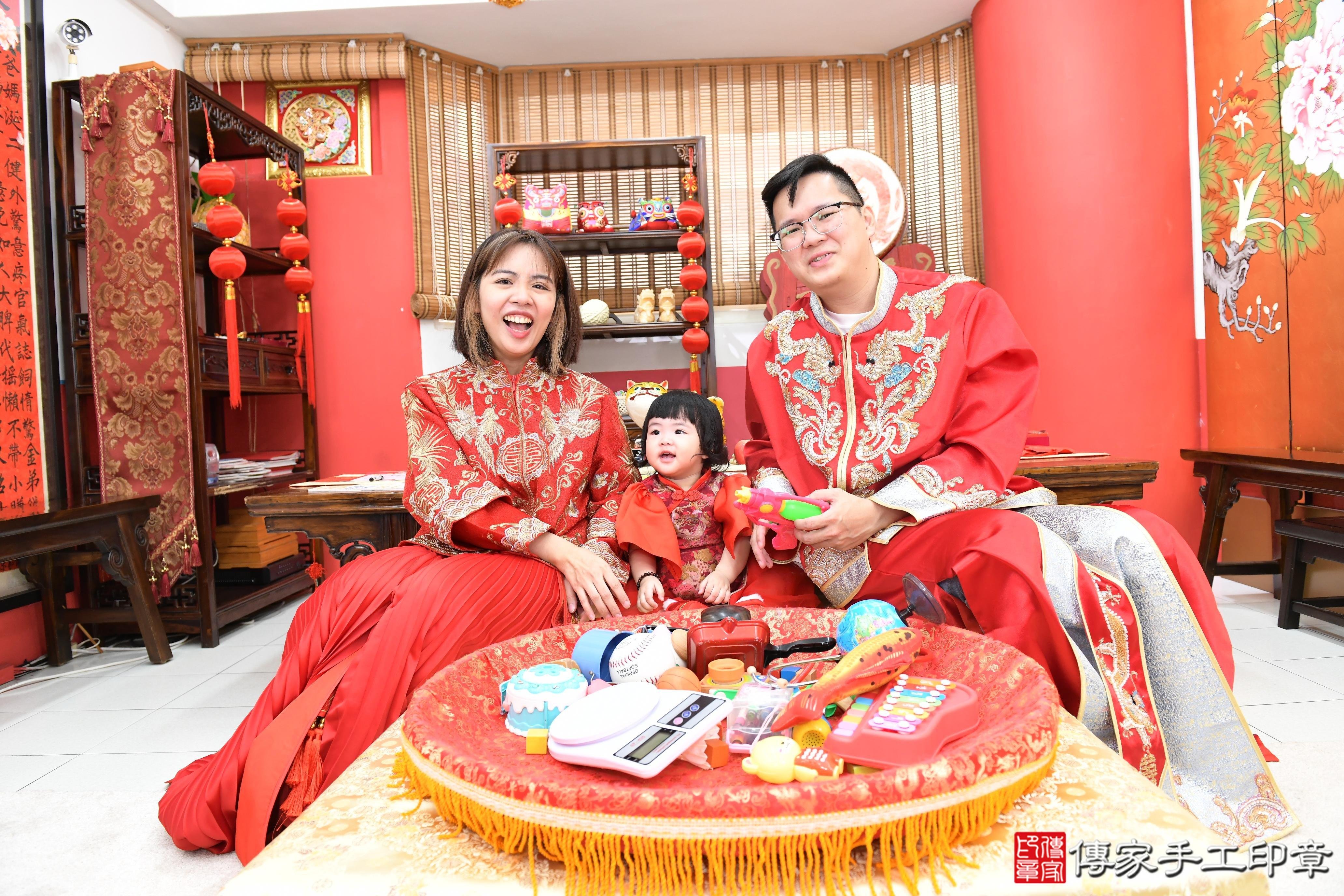 傳家手工印章高雄店、抓周、度脺、美式風會場、傳家嬰兒古禮、吉祥話、抓周道具物品24種、拍照。抓周證書。寶寶抓周、滿周歲、生日快樂、祝福