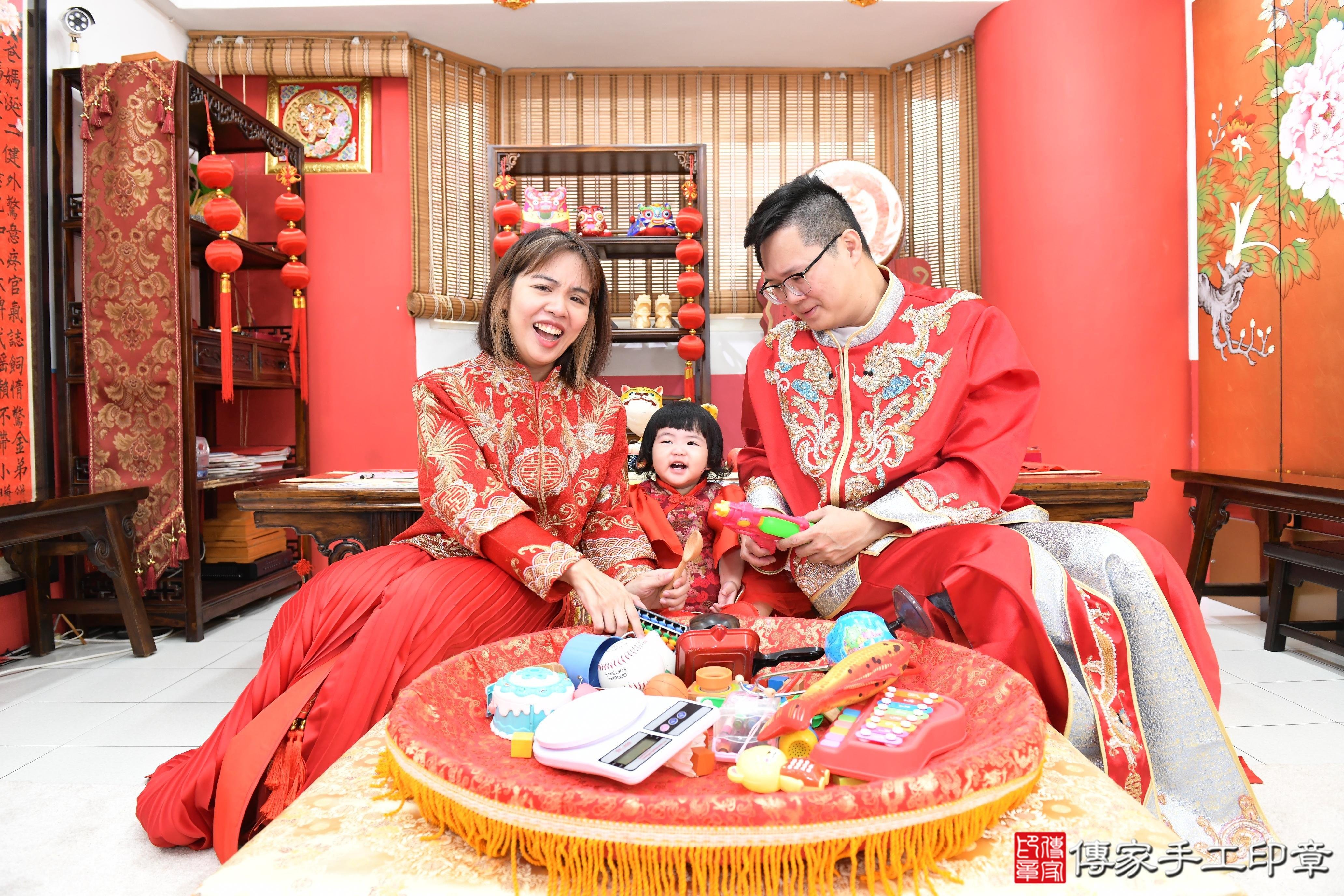 傳家手工印章高雄店、抓周、度脺、美式風會場、傳家嬰兒古禮、吉祥話、抓周道具物品24種、拍照。抓周證書。寶寶抓周、滿周歲、生日快樂、祝福