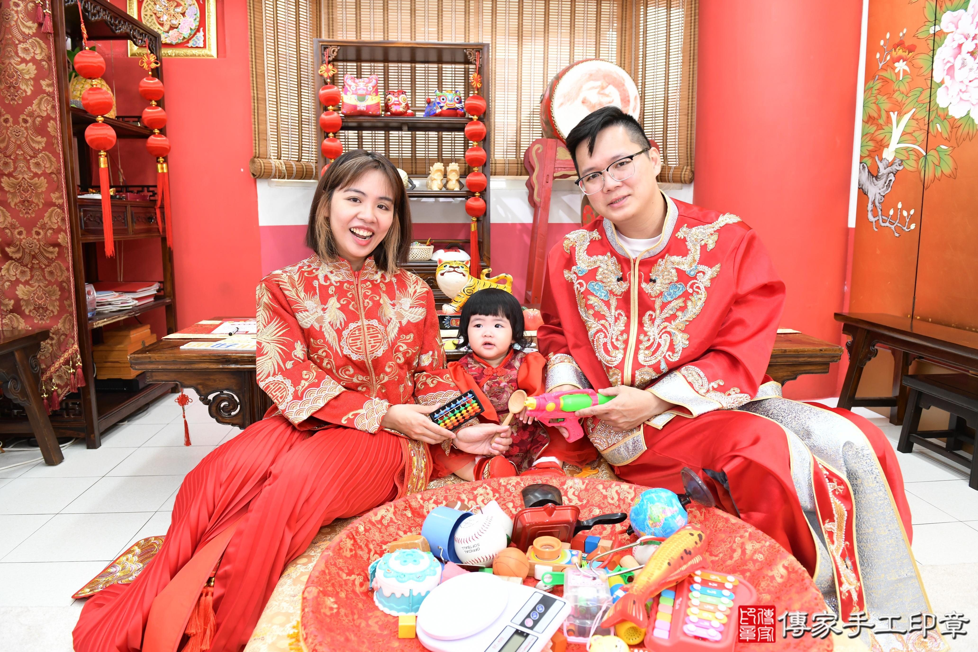 傳家手工印章高雄店、抓周、度脺、美式風會場、傳家嬰兒古禮、吉祥話、抓周道具物品24種、拍照。抓周證書。寶寶抓周、滿周歲、生日快樂、祝福