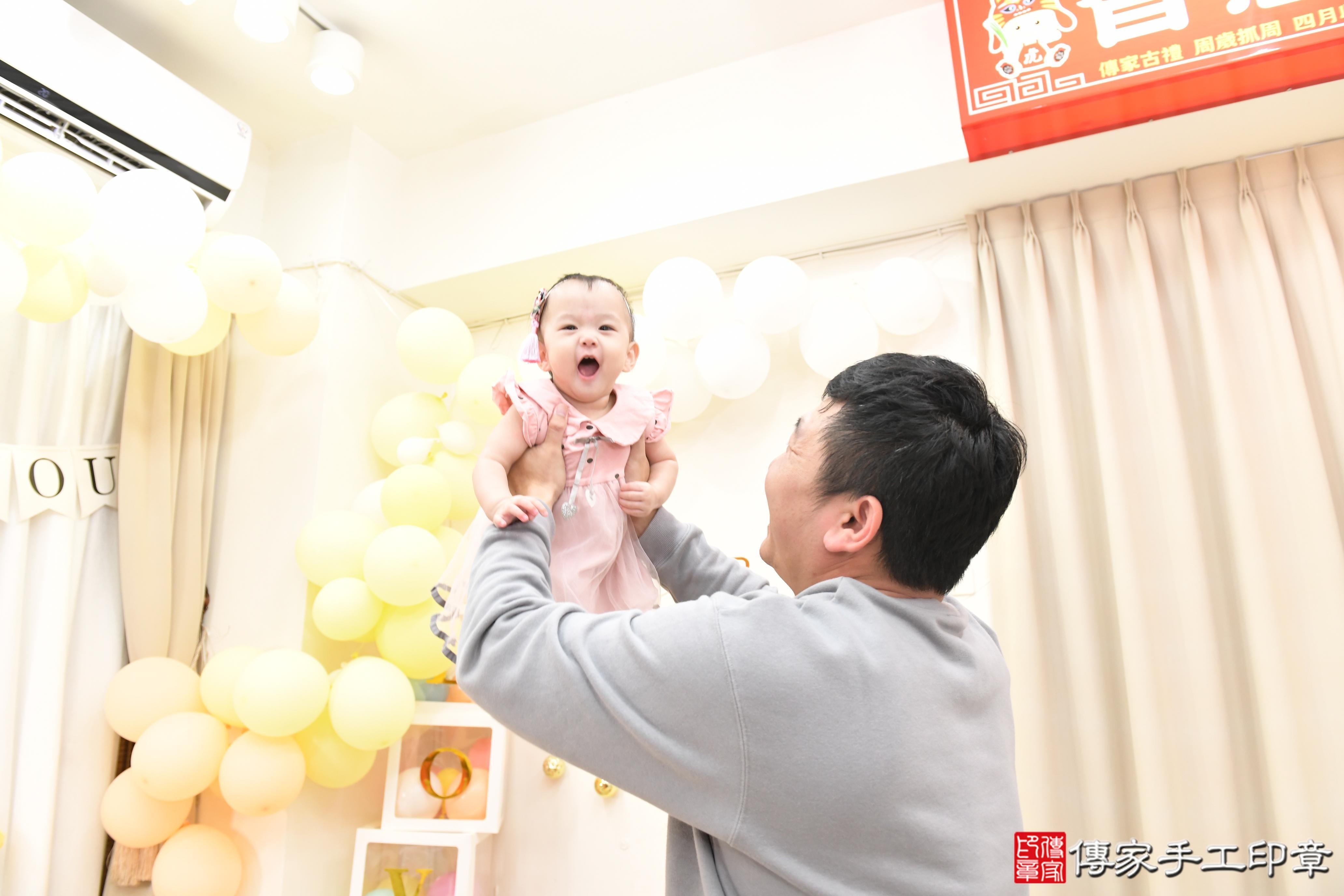 傳家手工印章高雄店、抓周、度脺、美式風會場、傳家嬰兒古禮、吉祥話、抓周道具物品24種、拍照。抓周證書。寶寶抓周、滿周歲、生日快樂、祝福 傳家手工印章高雄店、抓周、度脺、美式風會場、傳家嬰兒古禮、吉祥話、抓周道具物品24種、拍照。抓周證書。寶寶抓周、滿周歲、生日快樂、祝福