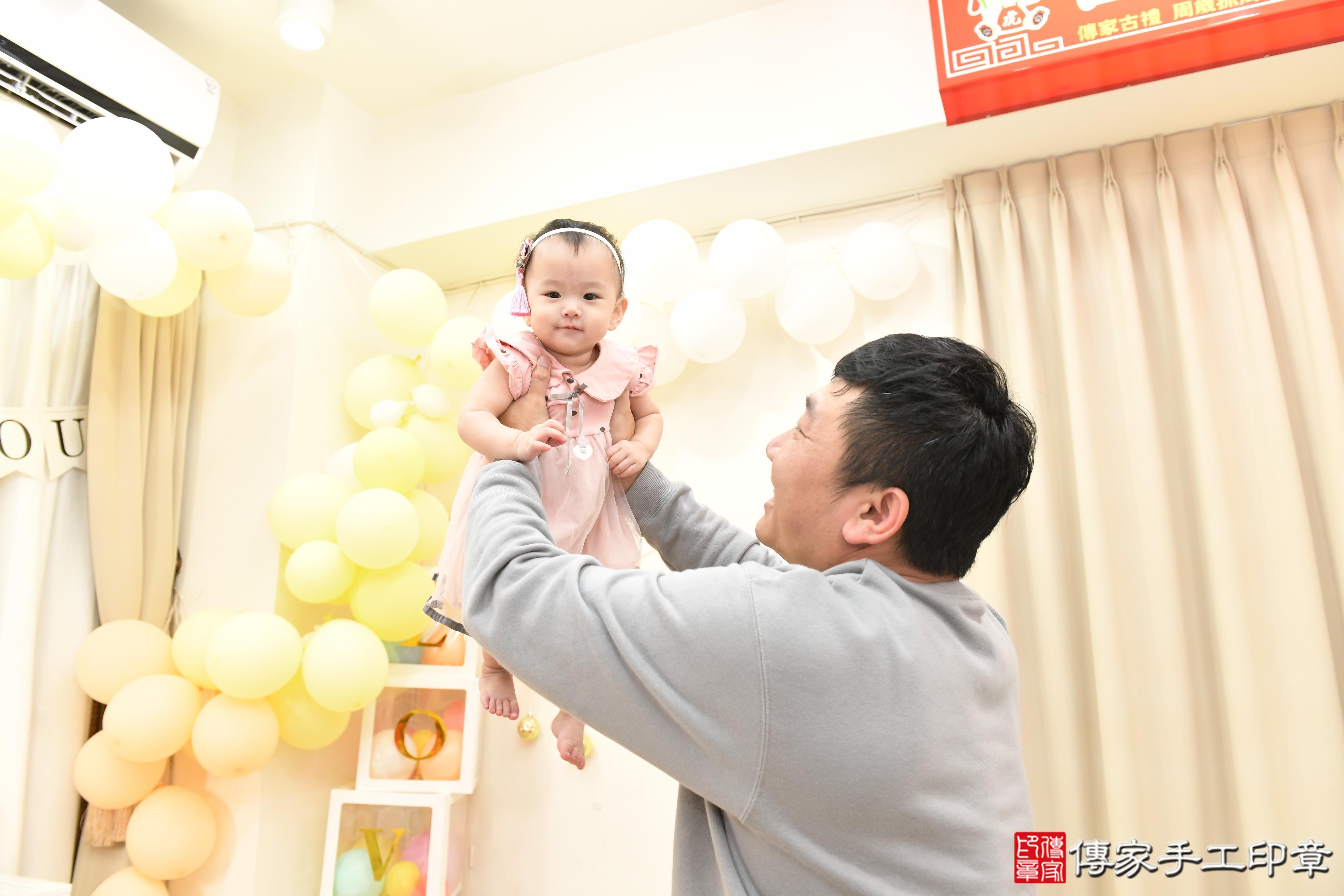 傳家手工印章高雄店、抓周、度脺、美式風會場、傳家嬰兒古禮、吉祥話、抓周道具物品24種、拍照。抓周證書。寶寶抓周、滿周歲、生日快樂、祝福 傳家手工印章高雄店、抓周、度脺、美式風會場、傳家嬰兒古禮、吉祥話、抓周道具物品24種、拍照。抓周證書。寶寶抓周、滿周歲、生日快樂、祝福