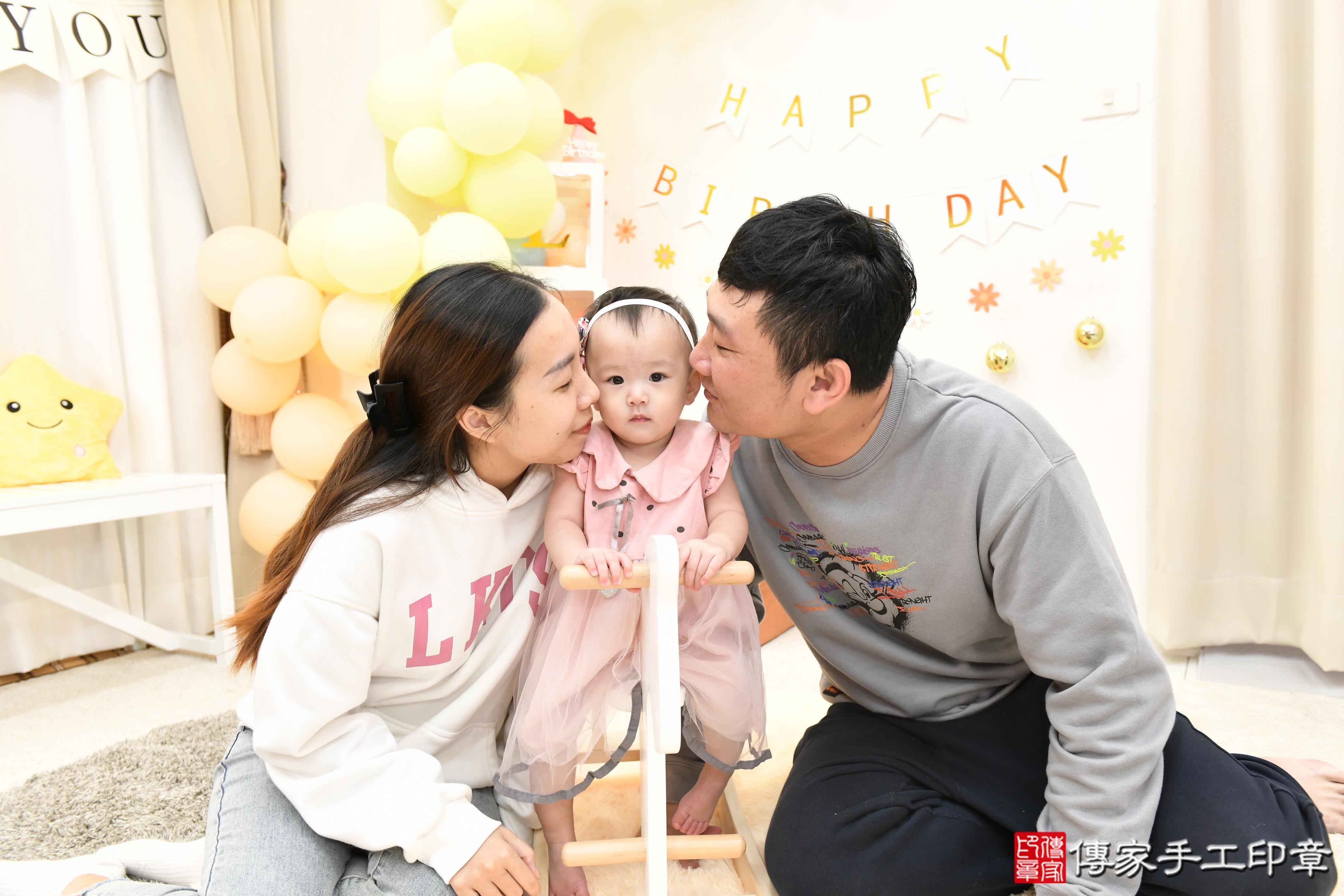 傳家手工印章高雄店、抓周、度脺、美式風會場、傳家嬰兒古禮、吉祥話、抓周道具物品24種、拍照。抓周證書。寶寶抓周、滿周歲、生日快樂、祝福 傳家手工印章高雄店、抓周、度脺、美式風會場、傳家嬰兒古禮、吉祥話、抓周道具物品24種、拍照。抓周證書。寶寶抓周、滿周歲、生日快樂、祝福