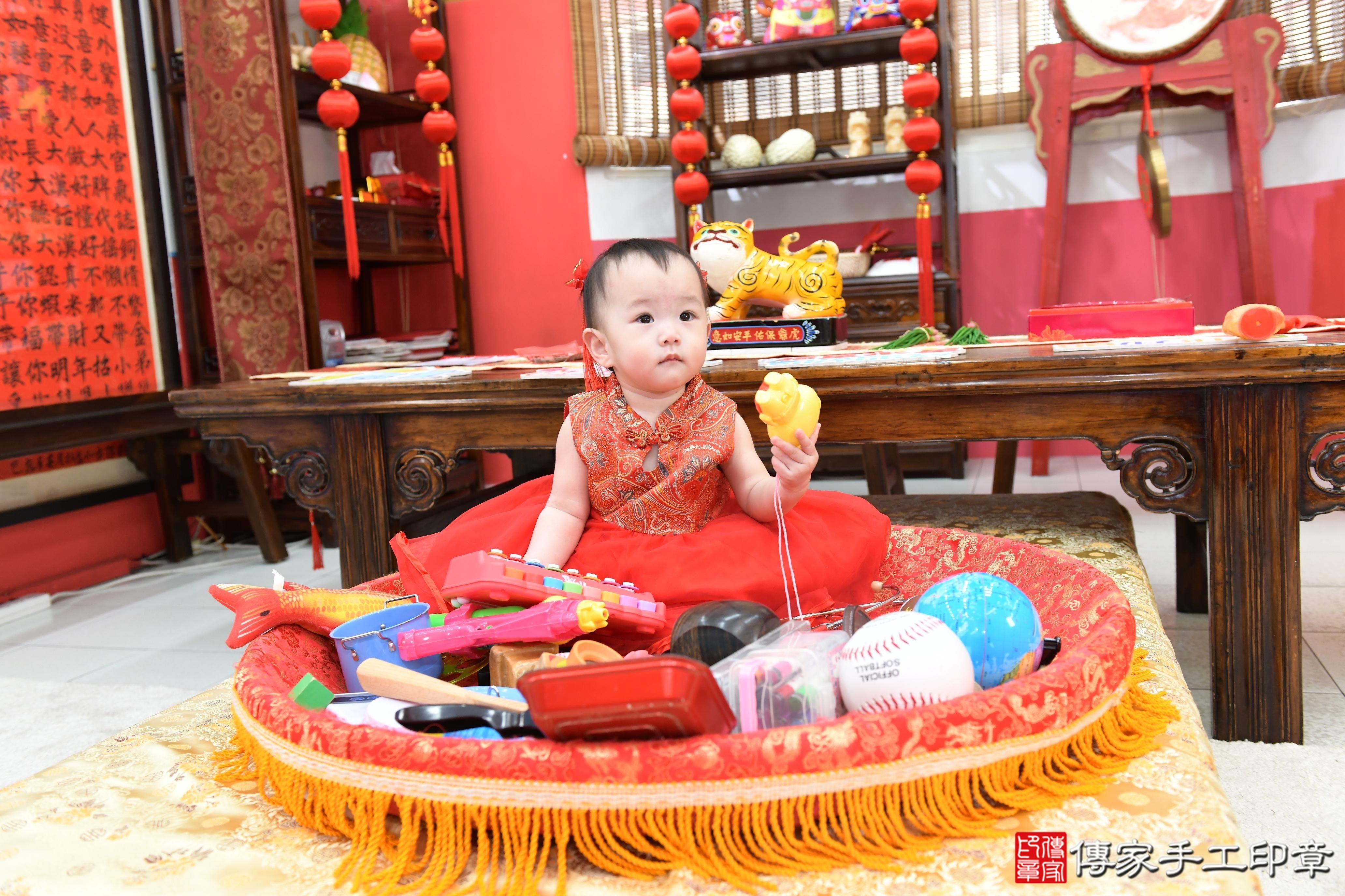 傳家手工印章高雄店、抓周、度脺、美式風會場、傳家嬰兒古禮、吉祥話、抓周道具物品24種、拍照。抓周證書。寶寶抓周、滿周歲、生日快樂、祝福 傳家手工印章高雄店、抓周、度脺、美式風會場、傳家嬰兒古禮、吉祥話、抓周道具物品24種、拍照。抓周證書。寶寶抓周、滿周歲、生日快樂、祝福