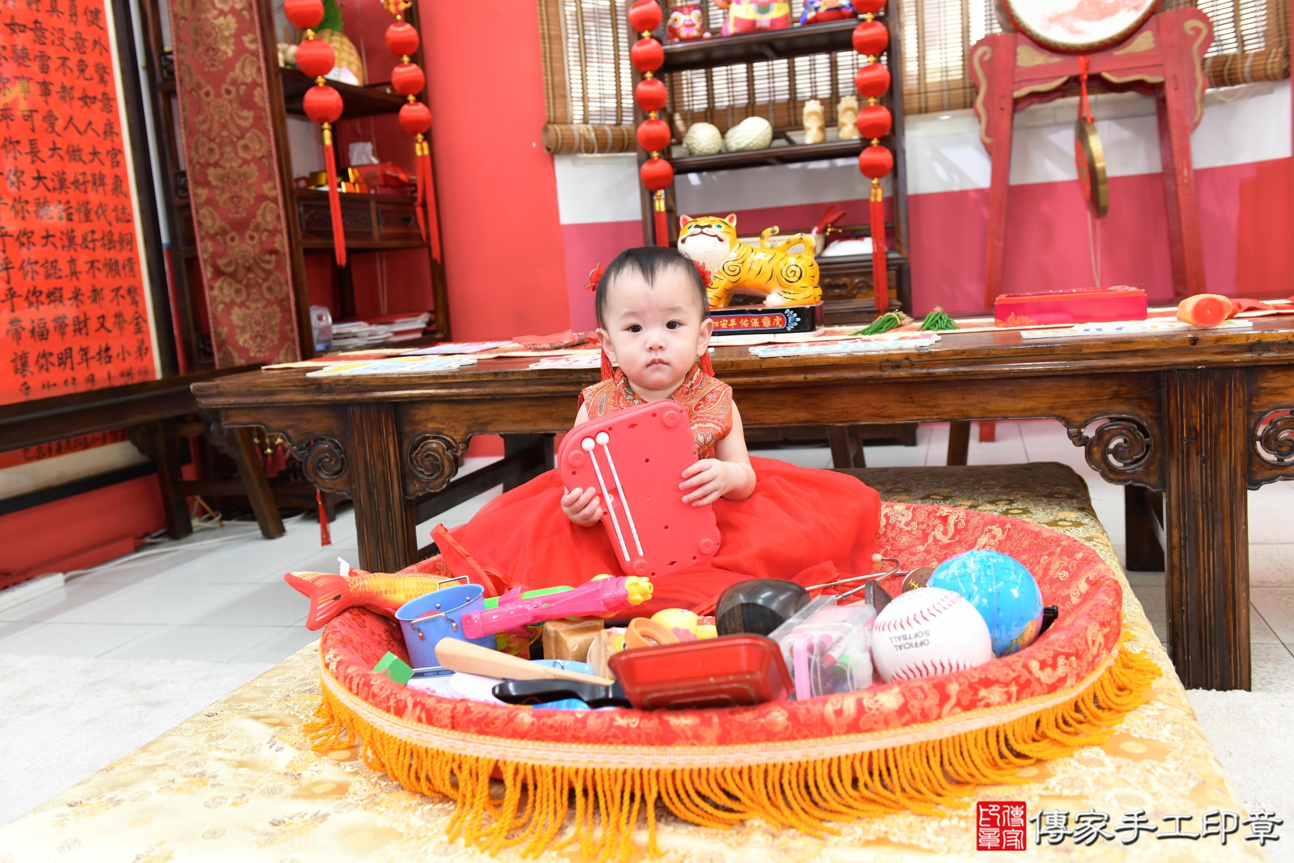 傳家手工印章高雄店、抓周、度脺、美式風會場、傳家嬰兒古禮、吉祥話、抓周道具物品24種、拍照。抓周證書。寶寶抓周、滿周歲、生日快樂、祝福 傳家手工印章高雄店、抓周、度脺、美式風會場、傳家嬰兒古禮、吉祥話、抓周道具物品24種、拍照。抓周證書。寶寶抓周、滿周歲、生日快樂、祝福